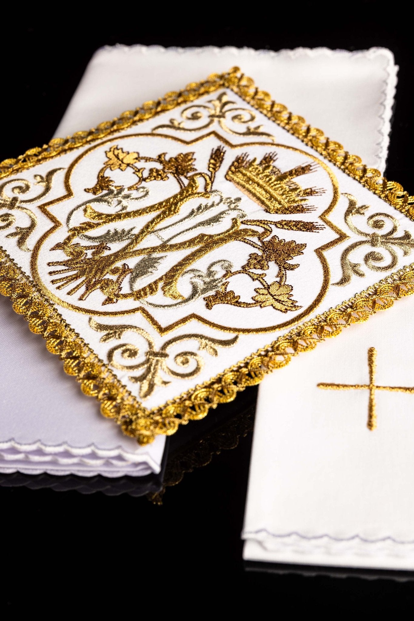 Le linge d’autel brodé avec un symbole marial KK/5010 - CHASUBLES.FR