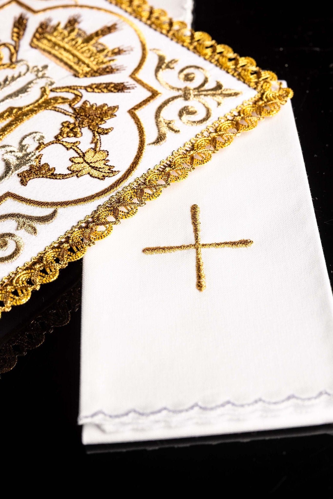 Le linge d’autel brodé avec un symbole marial KK/5010 - CHASUBLES.FR
