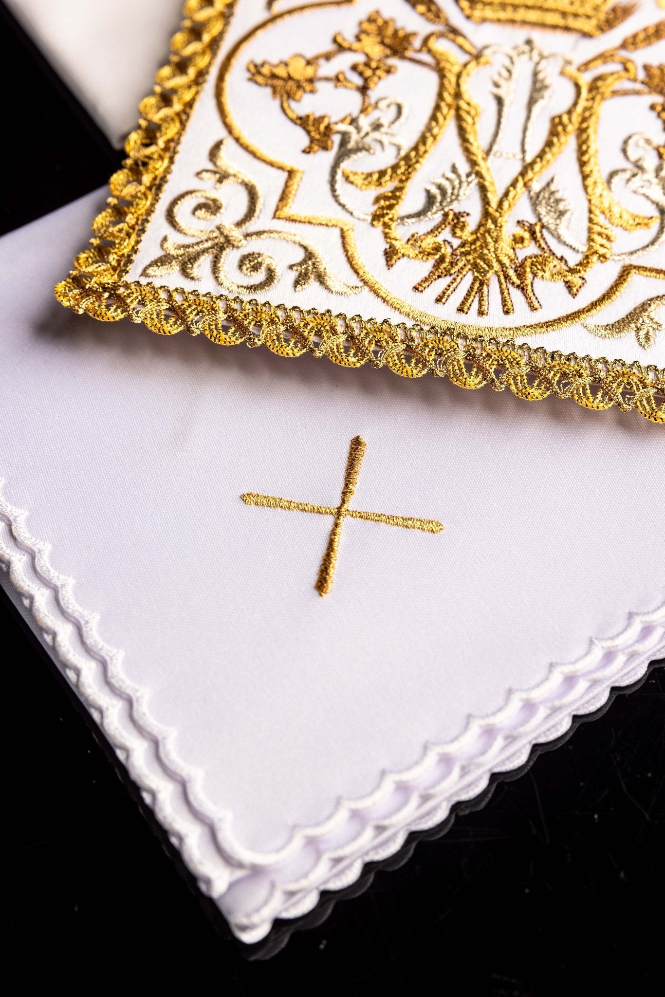 Le linge d’autel brodé avec un symbole marial KK/5010 - CHASUBLES.FR