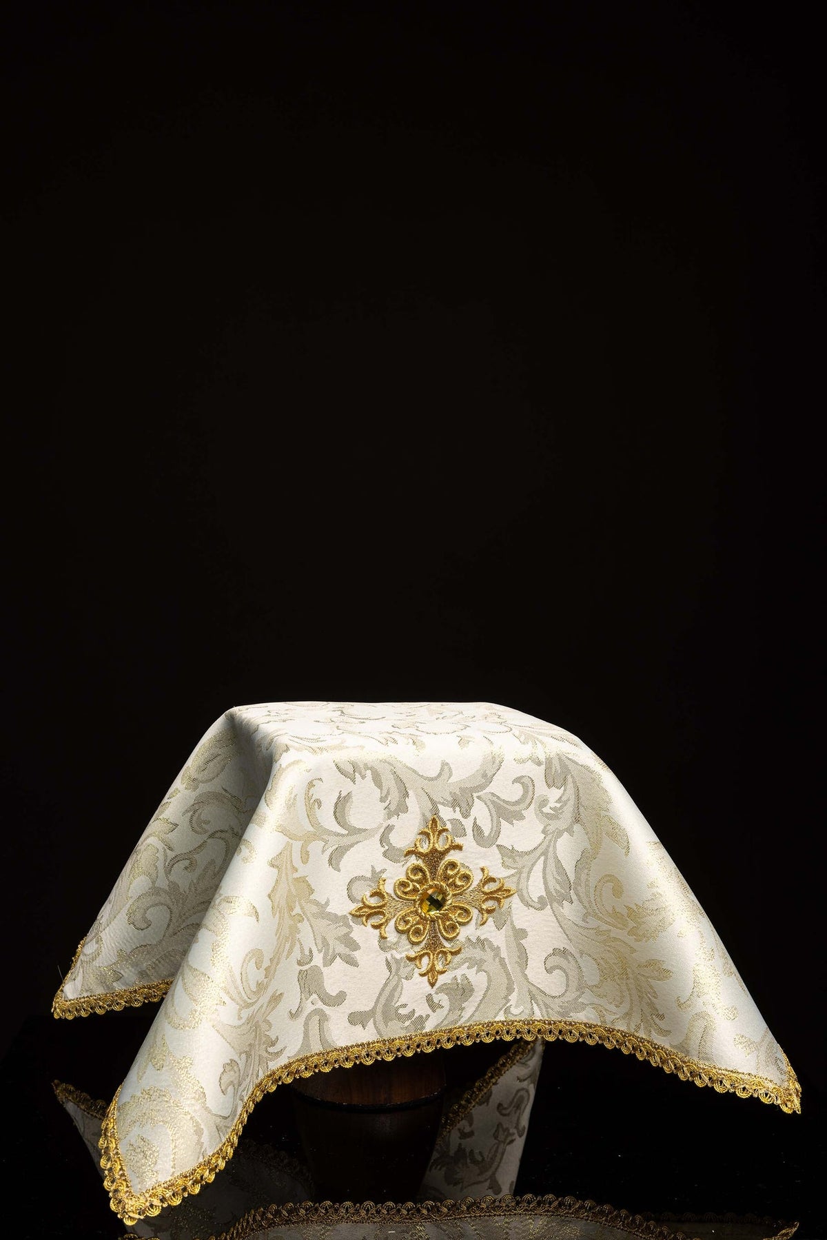 Voile de calice avec croix brodée et pierre décorative écrue, vue d’ensemble avec bordure dorée