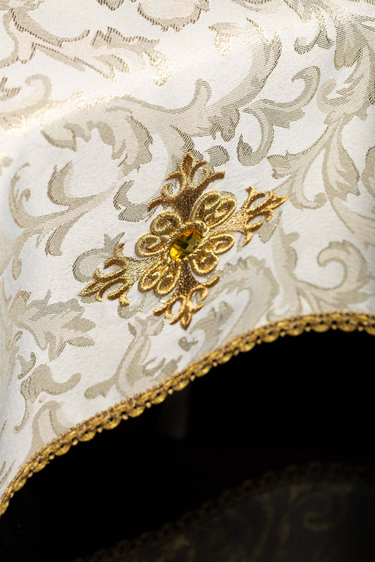 Voile de calice, détail de la croix brodée sur le tissu écru à motifs