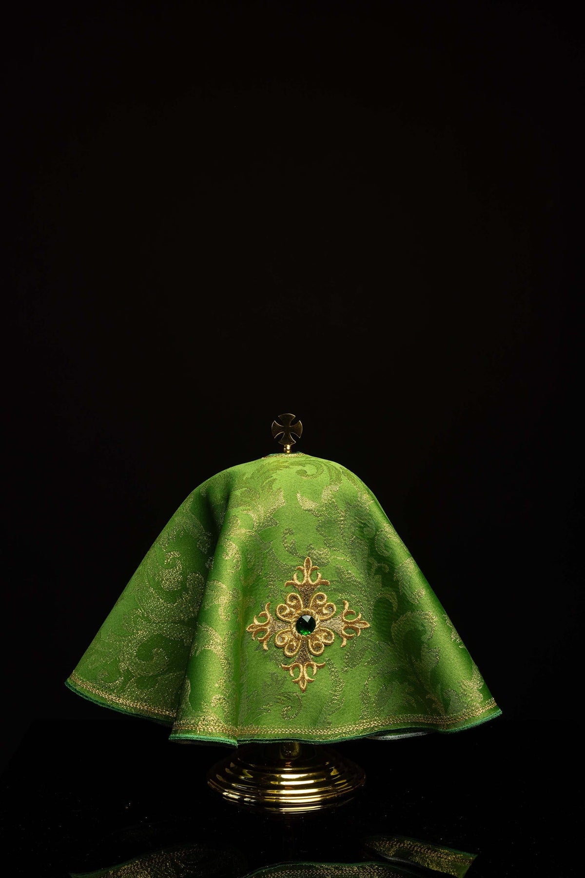 Voile de ciboire rond avec croix brodée et pierre verte, vue d’ensemble
