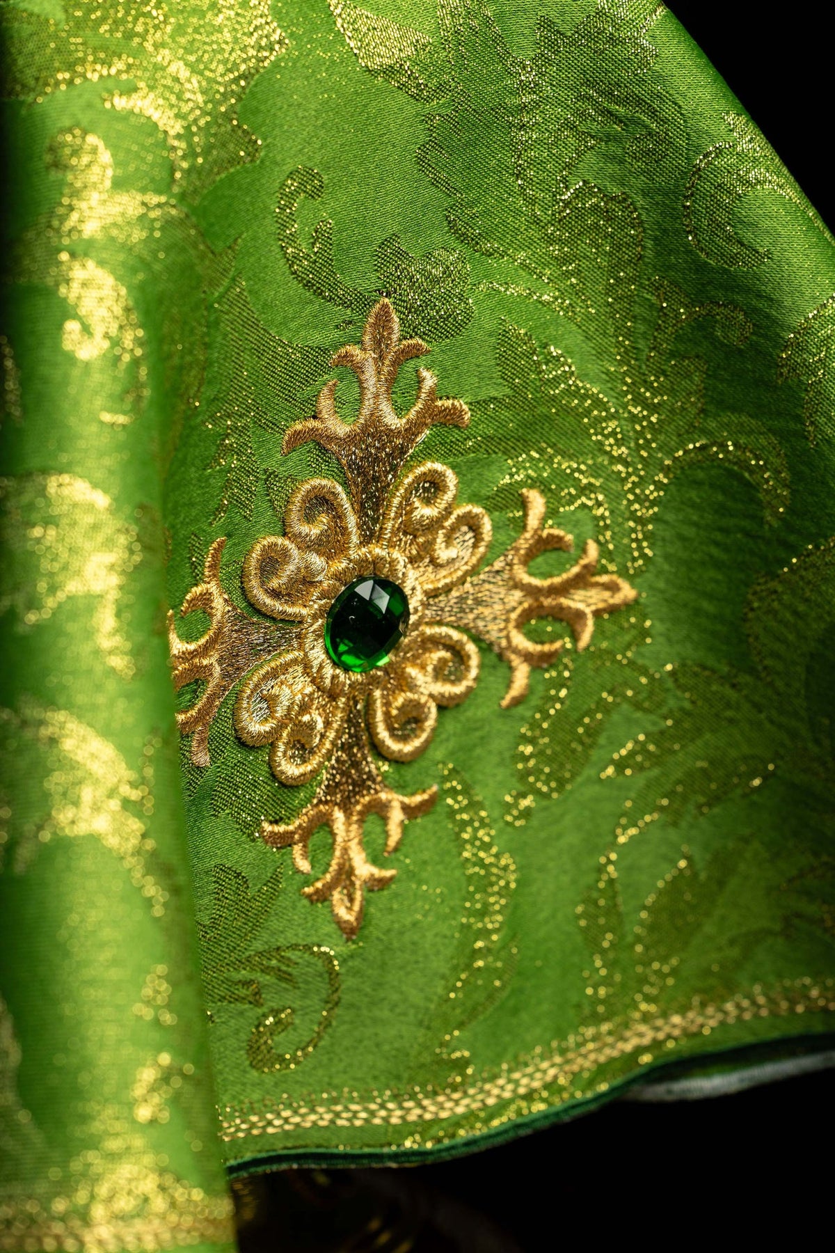 Voile de ciboire vert, détail de la croix brodée avec pierre verte