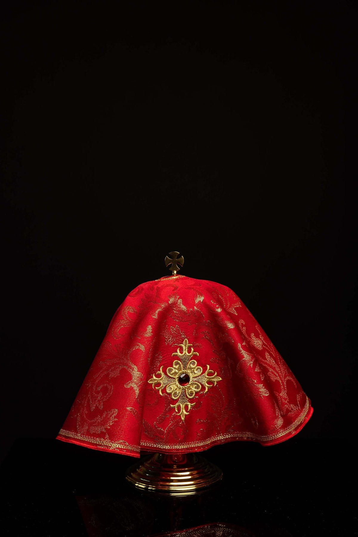Voile de ciboire rond rouge, croix brodée et pierre décorative, 53 cm, vue de face