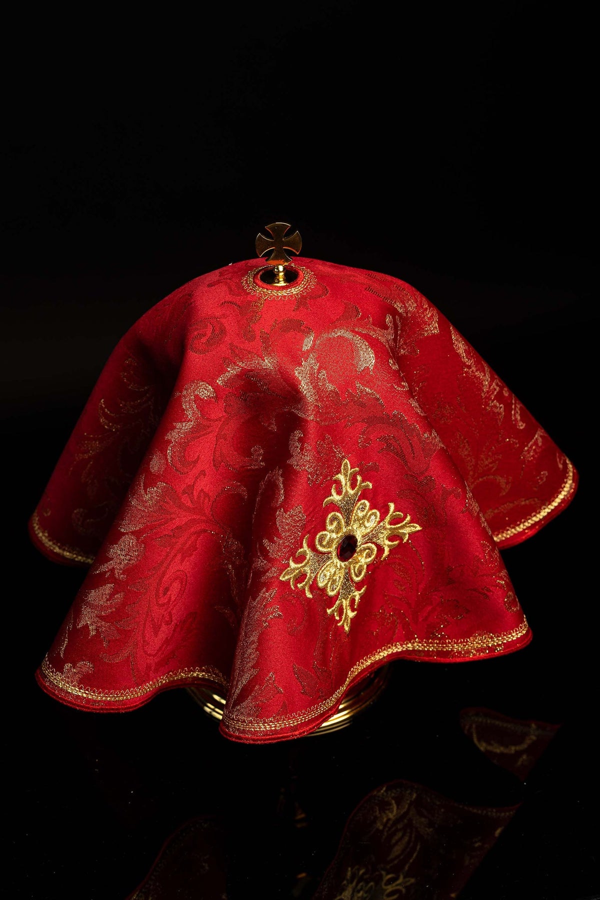 Voile de ciboire rouge brodé, vue latérale avec motifs dorés et croix décorative