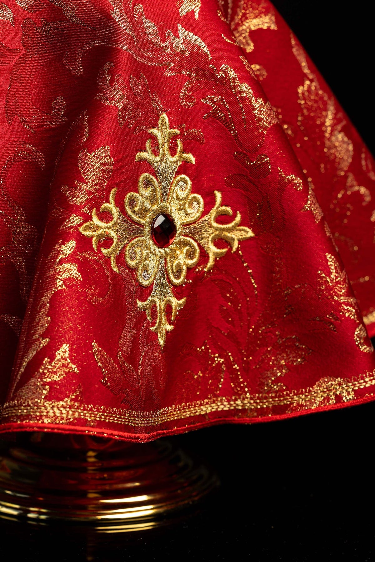 Voile de ciboire rouge brodé, détail de la croix ornée d’une pierre rouge