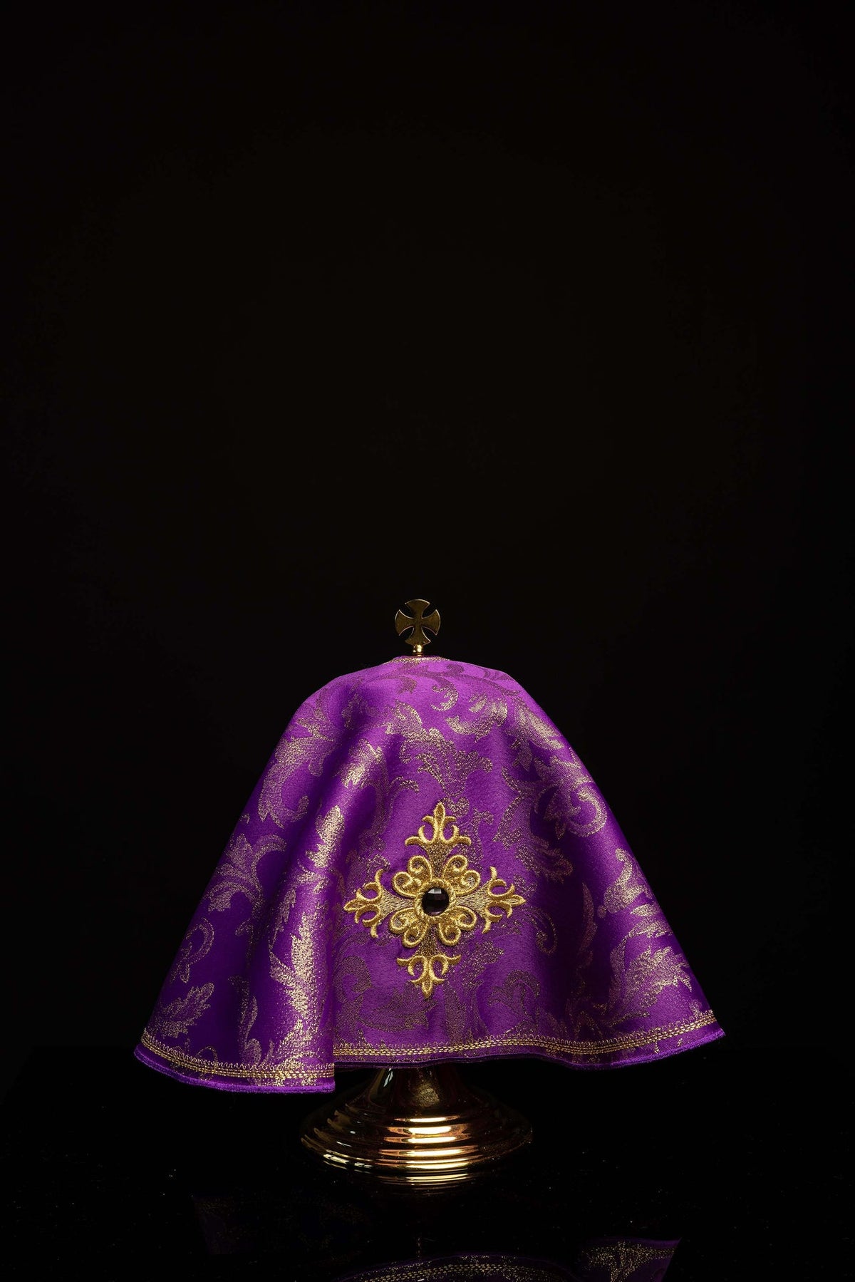Voile de ciboire violet, vue de face avec croix brodée et pierre noire