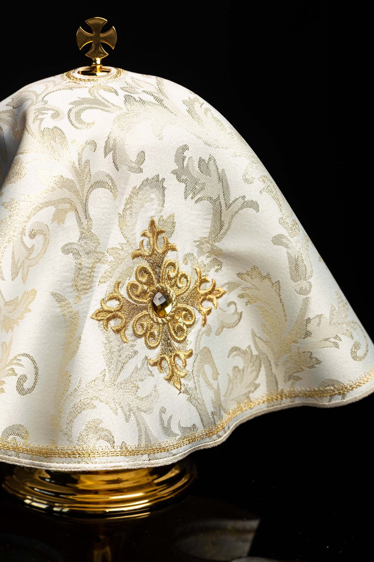 Voile de ciboire écru, vue rapprochée de la croix brodée et de la croix sommitale