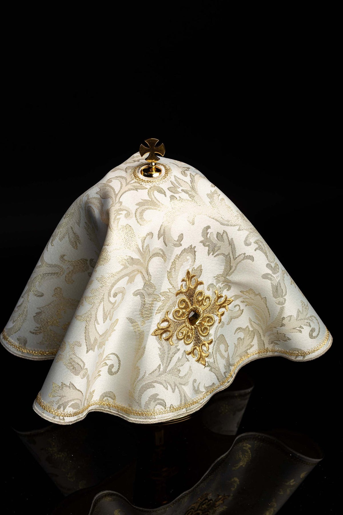 Voile de ciboire écru, vue trois quarts avec croix brodée, pierre et bordure dorée