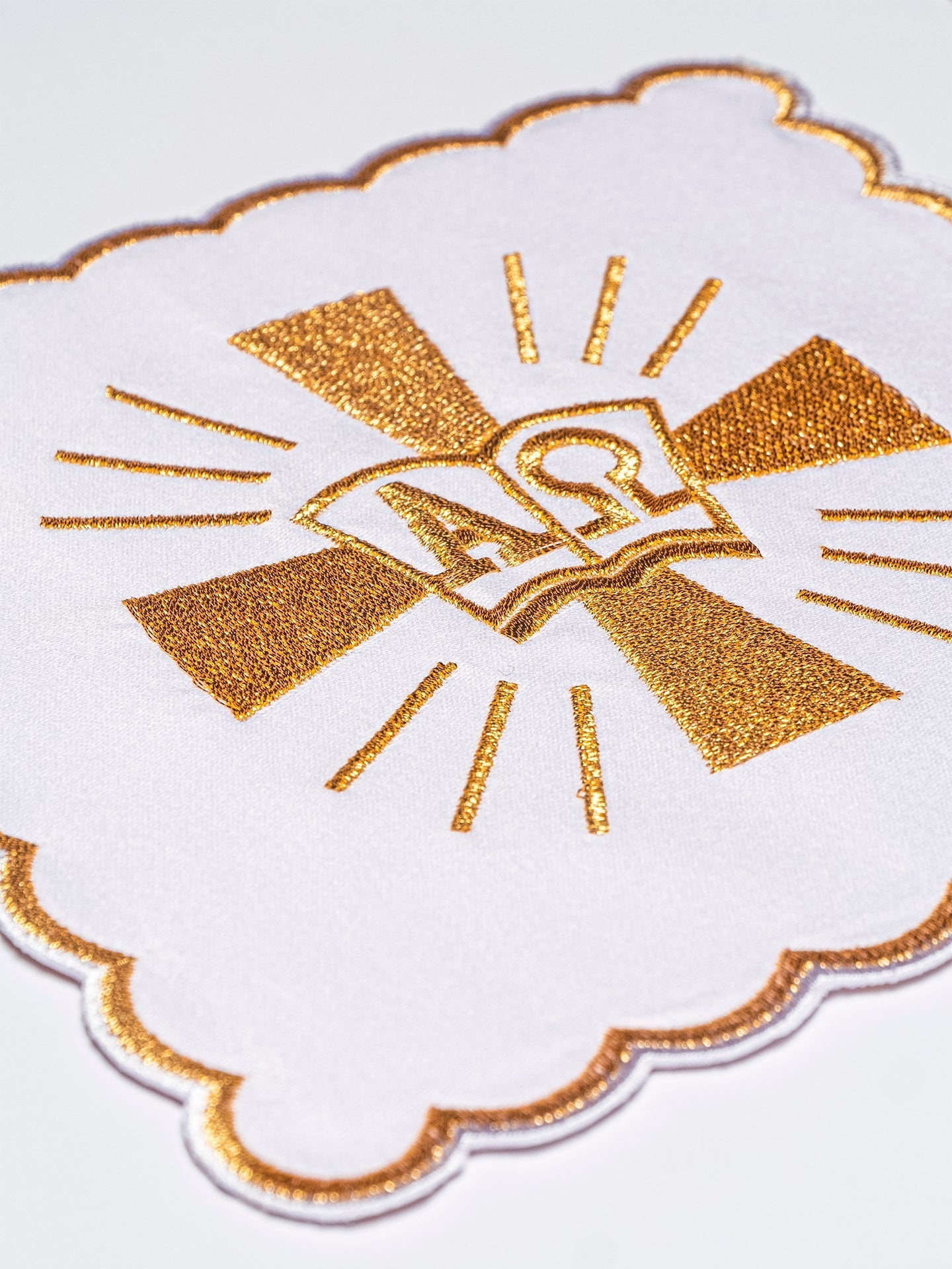 Linge d'autel avec une broderie de croix et Alpha Omega KK/006 - CHASUBLES.FR