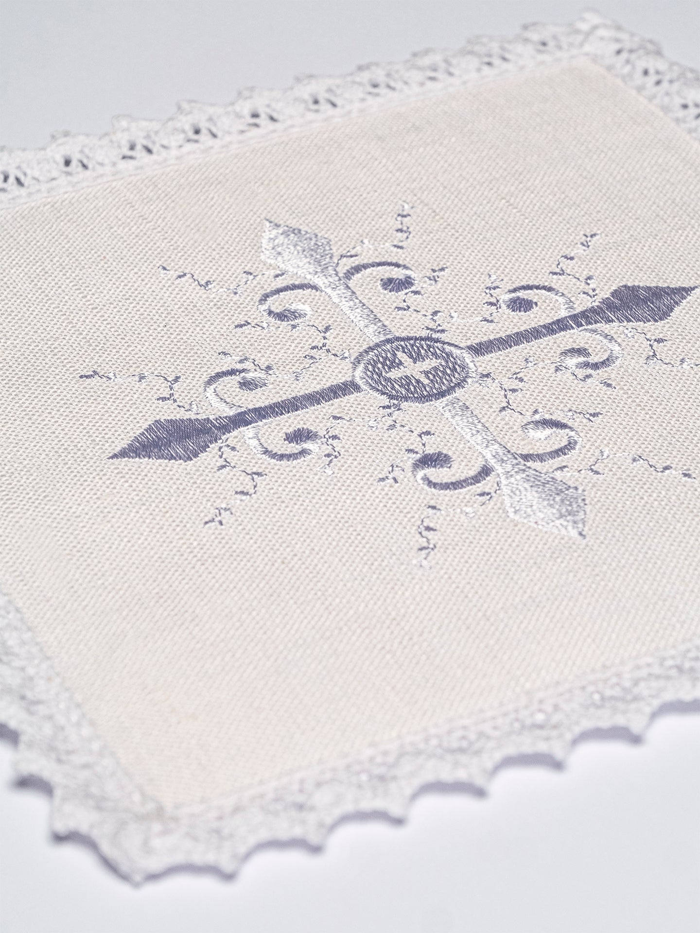 Linge d'autel avec une broderie délicate de croix KKL/057 - CHASUBLES.FR