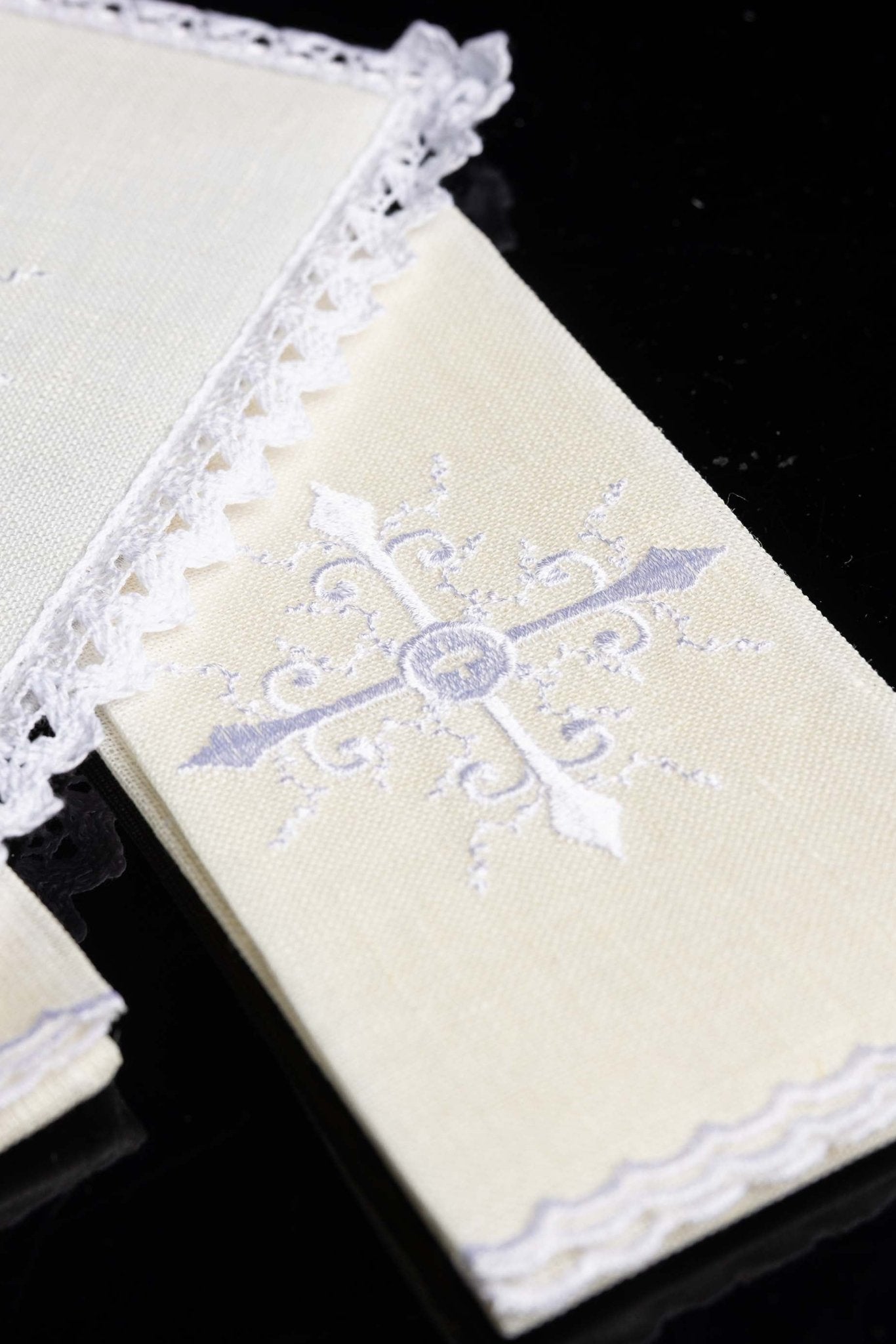 Linge d'autel avec une broderie délicate de croix KKL/057 - CHASUBLES.FR