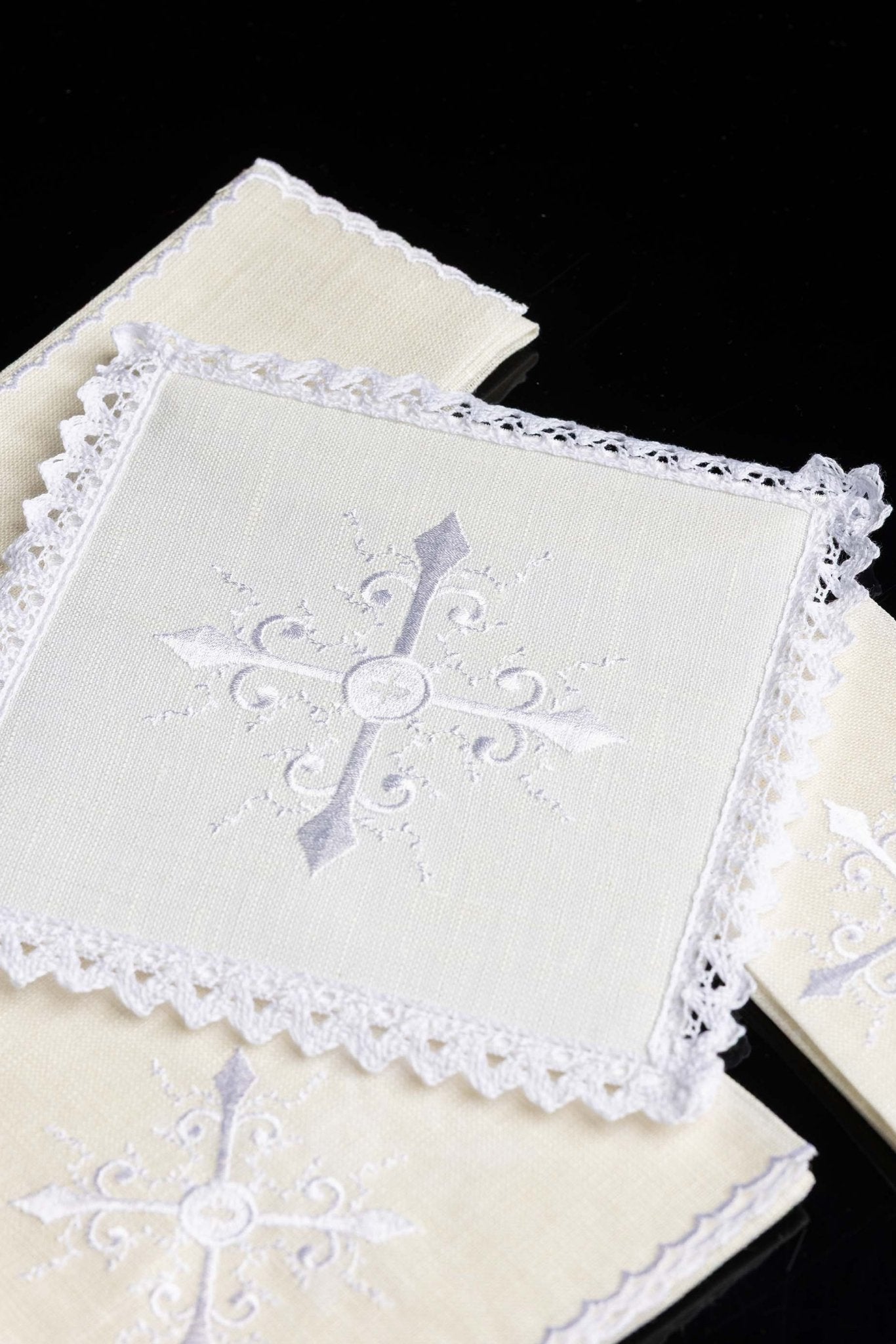 Linge d'autel avec une broderie délicate de croix KKL/057 - CHASUBLES.FR