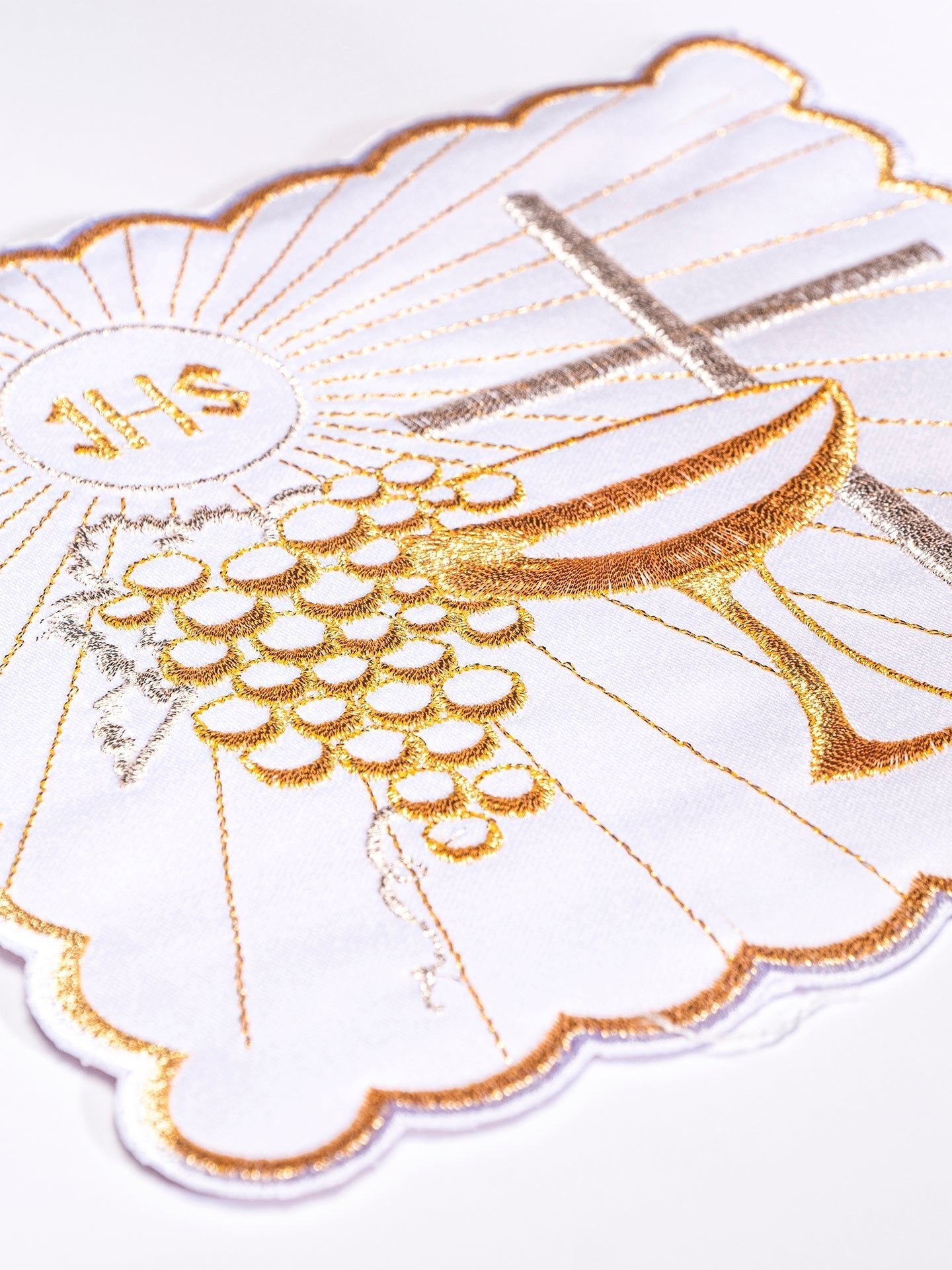 Linge d'autel avec une broderie dorée de calice et de croix KK/091 - CHASUBLES.FR