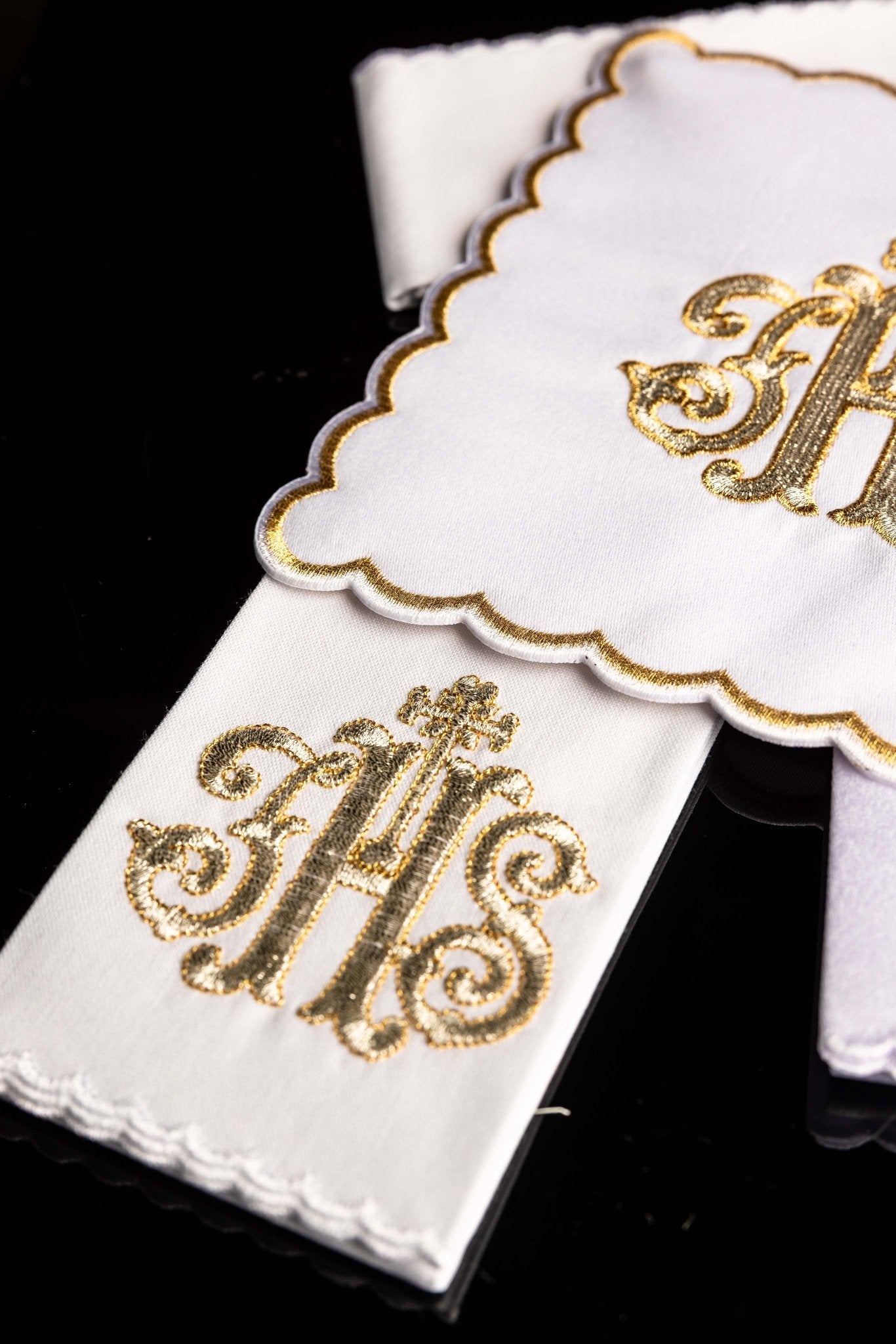 Linge d'autel avec une broderie dorée de IHS KK/072/04 - CHASUBLES.FR