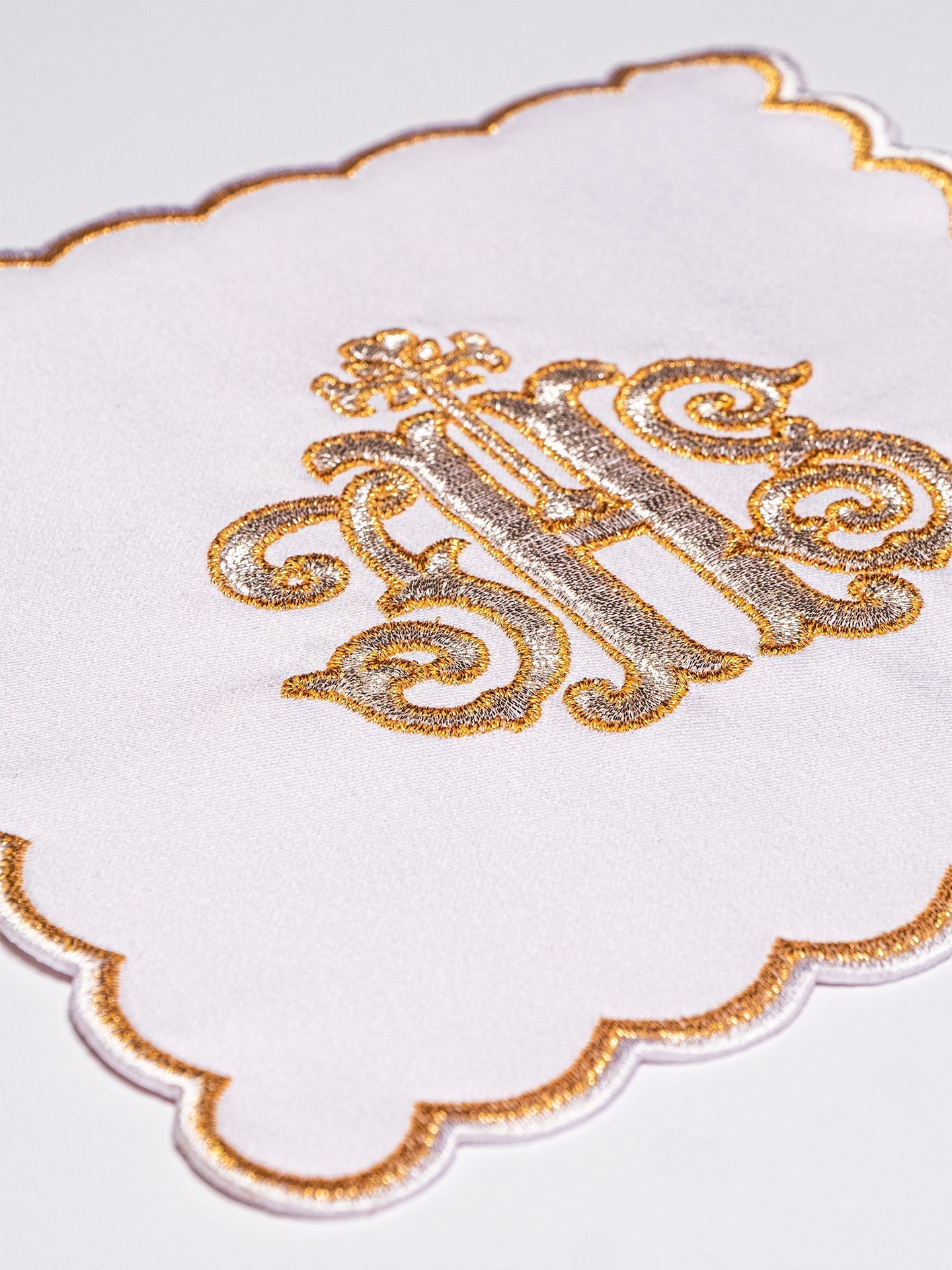 Linge d'autel avec une broderie dorée de IHS KK/072/04 - CHASUBLES.FR