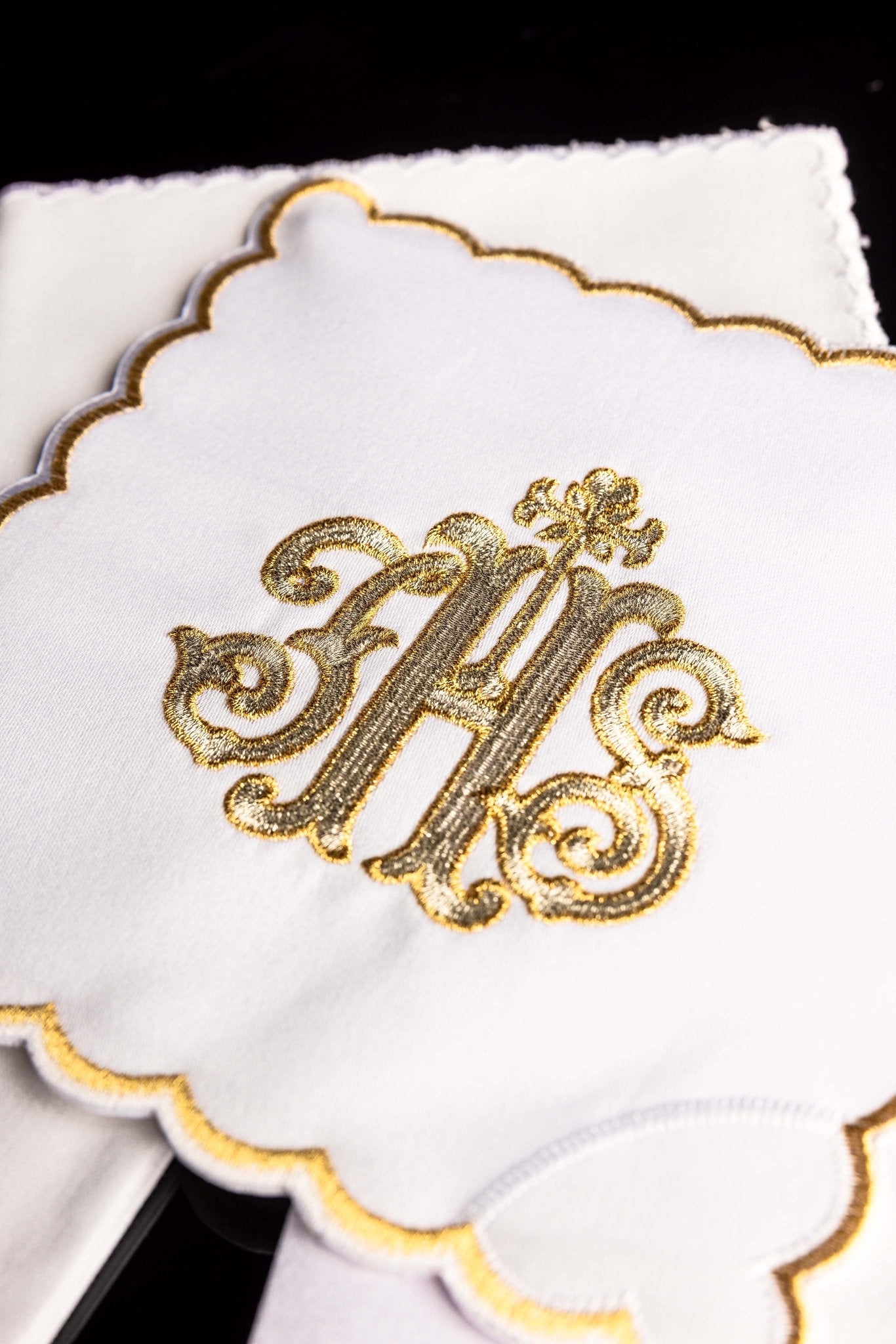 Linge d'autel avec une broderie dorée de IHS KK/072/04 - CHASUBLES.FR