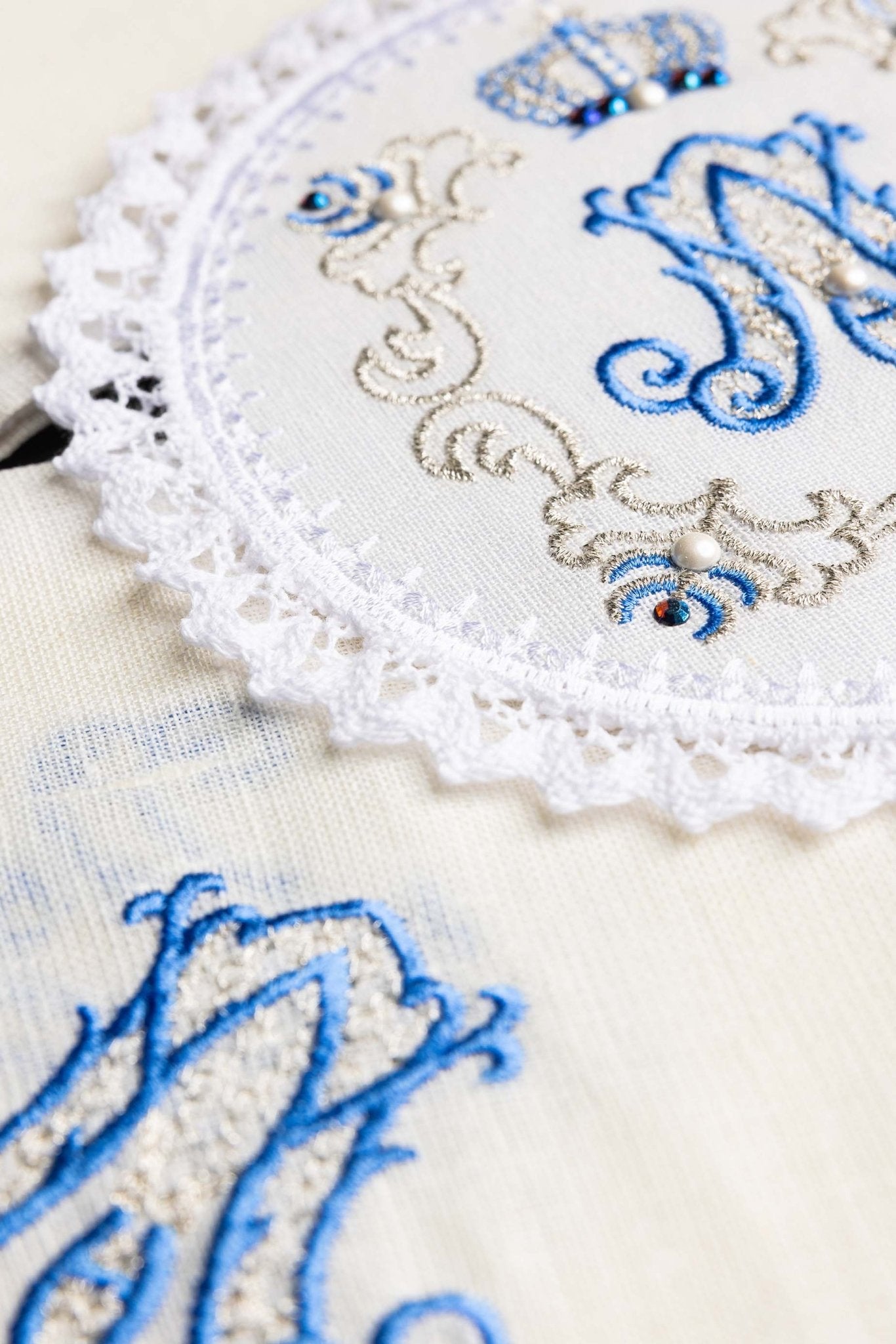 Linge d'autel avec une broderie mariale LE/5001 - CHASUBLES.FR