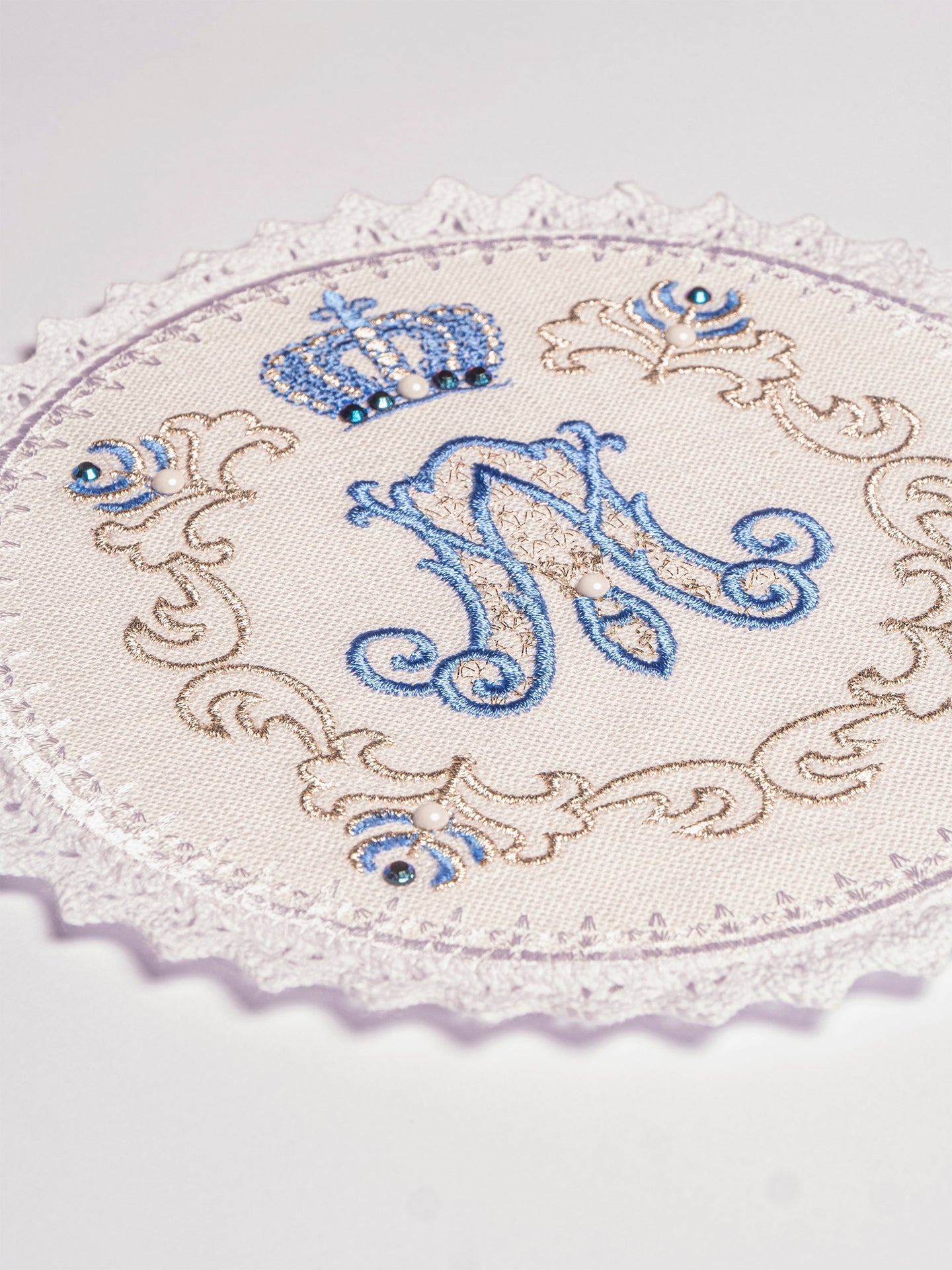 Linge d'autel avec une broderie mariale LE/5001 - CHASUBLES.FR