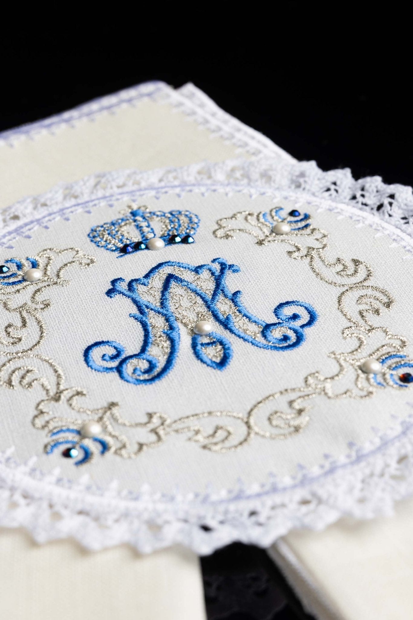Linge d'autel avec une broderie mariale LE/5001 - CHASUBLES.FR