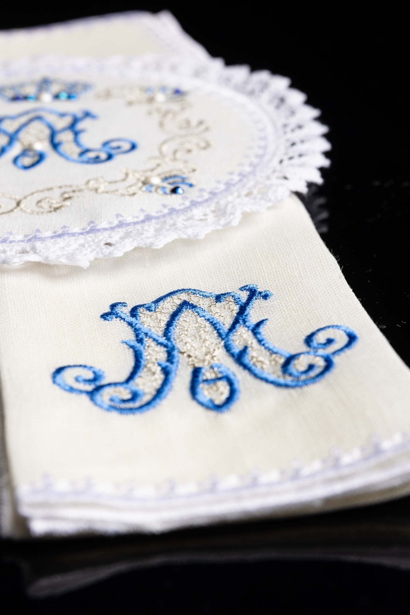 Linge d'autel avec une broderie mariale LE/5001 - CHASUBLES.FR