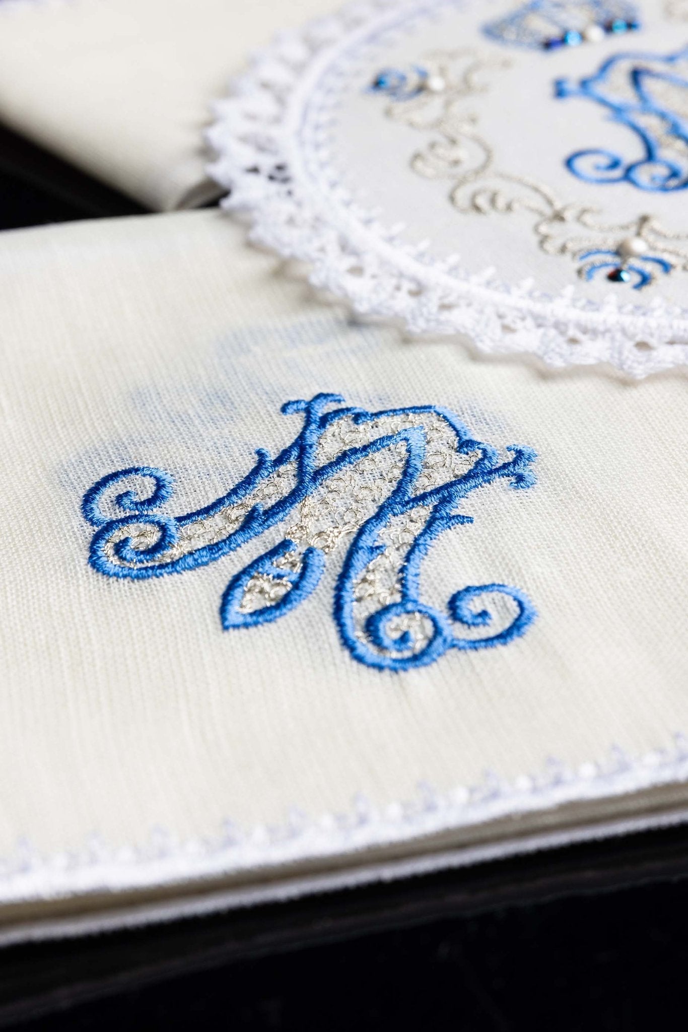 Linge d'autel avec une broderie mariale LE/5001 - CHASUBLES.FR