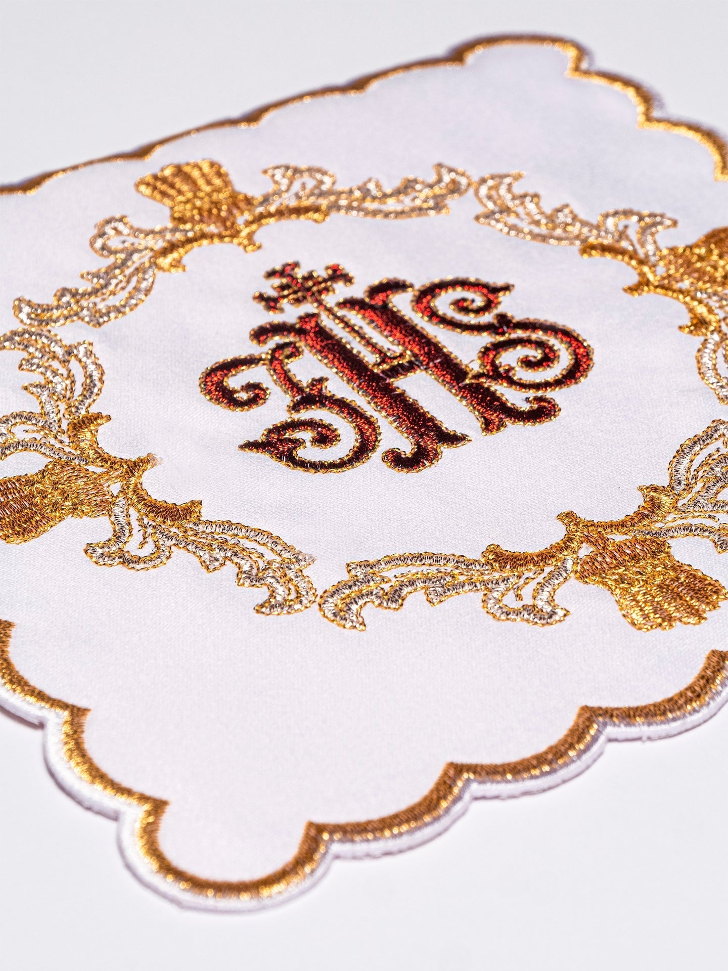 Linge d'autel avec une broderie rouge KK/038 - CHASUBLES.FR