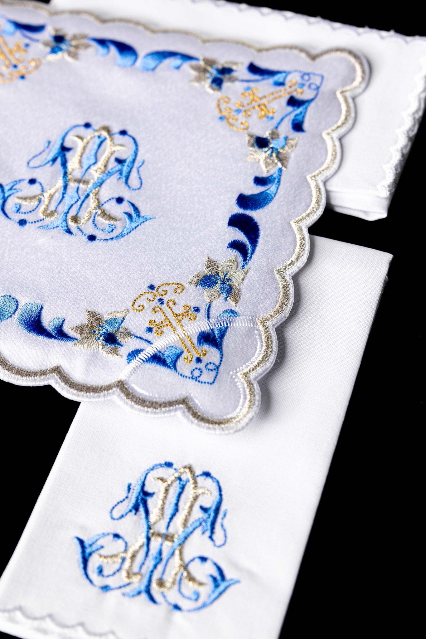 Linge d'autel avec une finition bleue et une broderie mariale KK/092 - CHASUBLES.FR