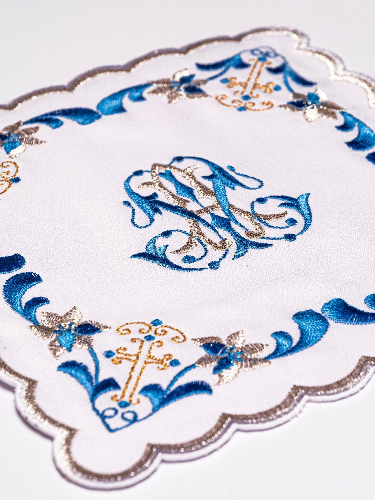 Linge d'autel avec une finition bleue et une broderie mariale KK/092 - CHASUBLES.FR