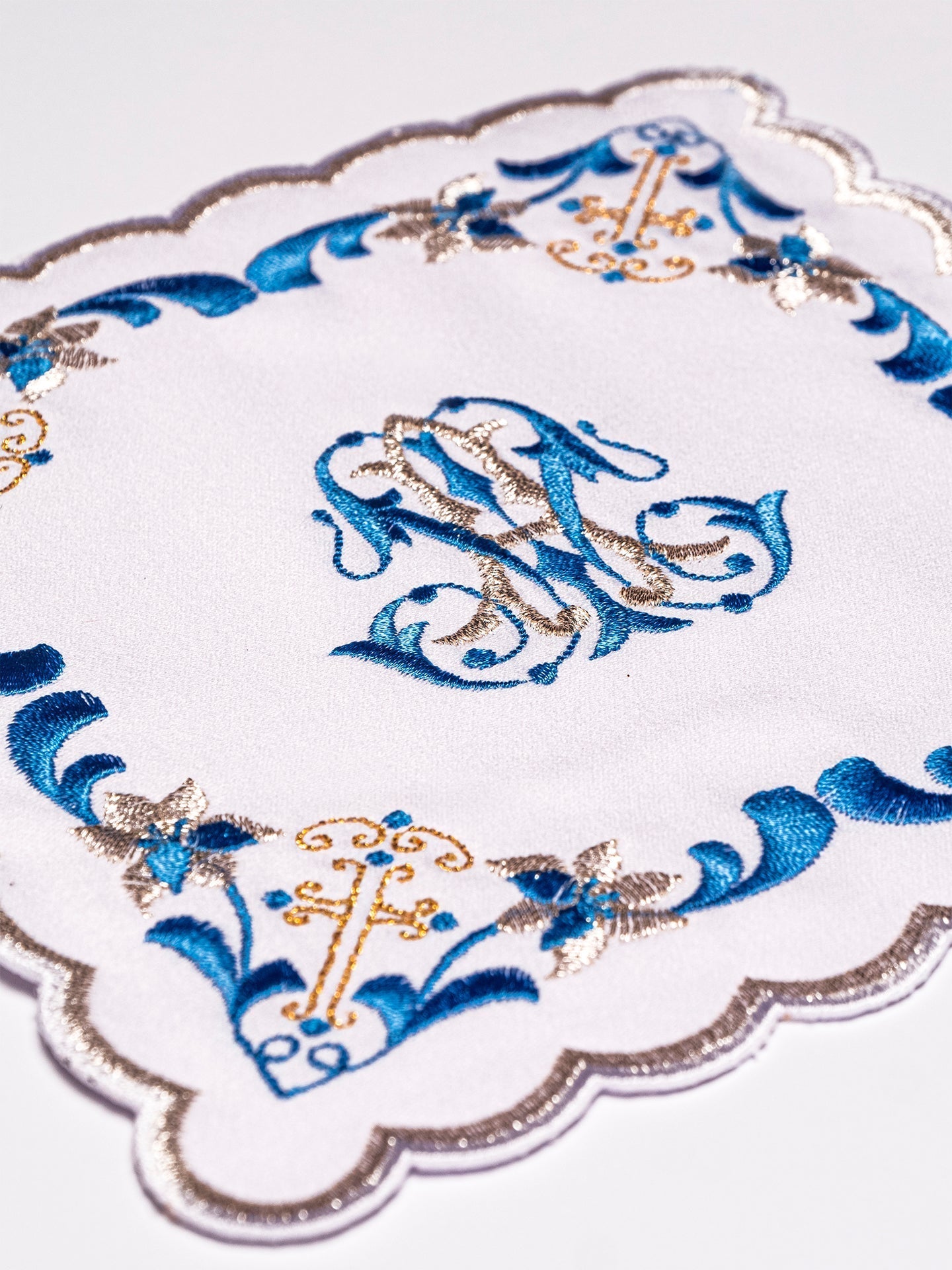 Linge d'autel avec une finition bleue et une broderie mariale KK/092 - CHASUBLES.FR