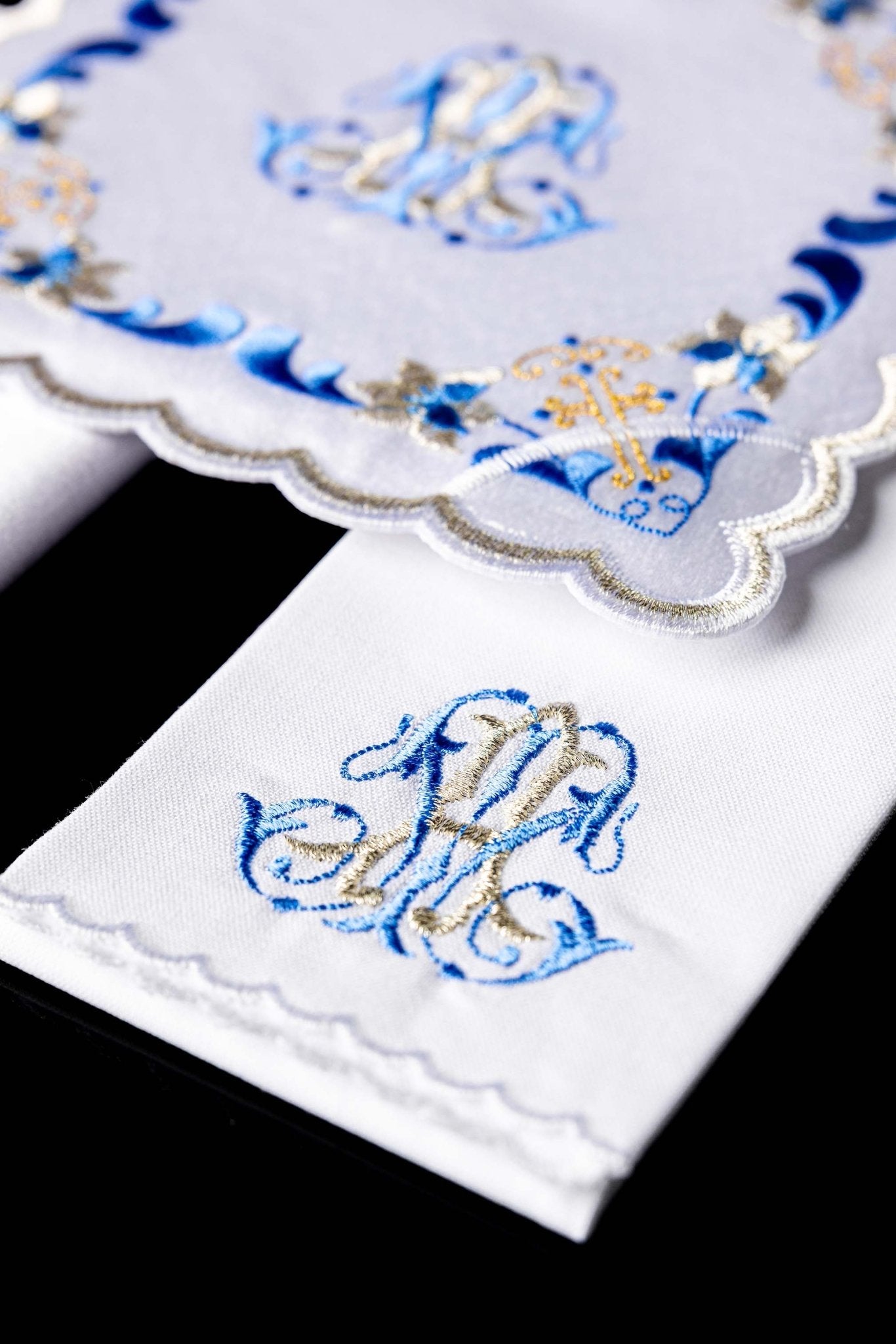 Linge d'autel avec une finition bleue et une broderie mariale KK/092 - CHASUBLES.FR