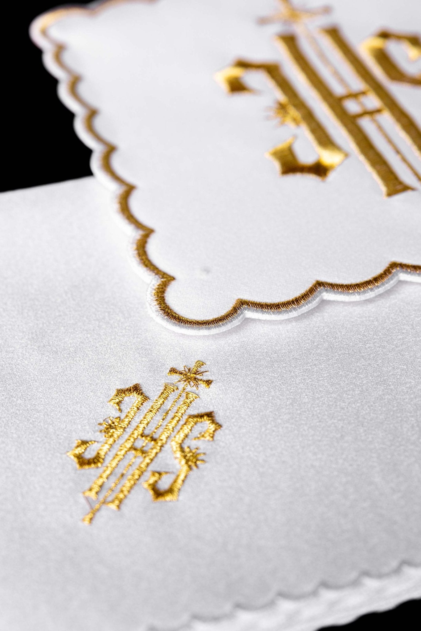 Linge d'autel avec une finition dorée et une broderie IHS KK/029/04 - CHASUBLES.FR