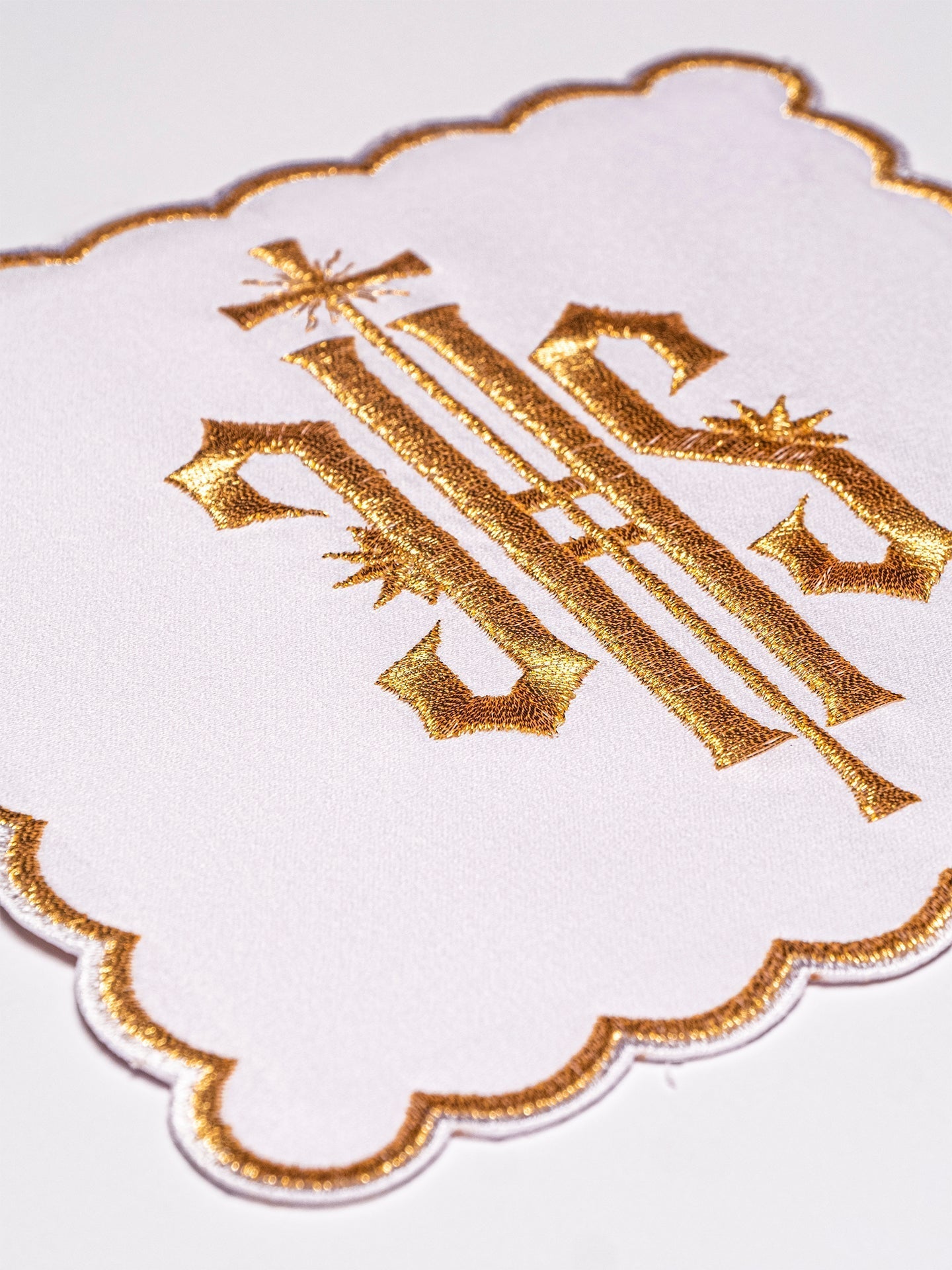 Linge d'autel avec une finition dorée et une broderie IHS KK/029/04 - CHASUBLES.FR