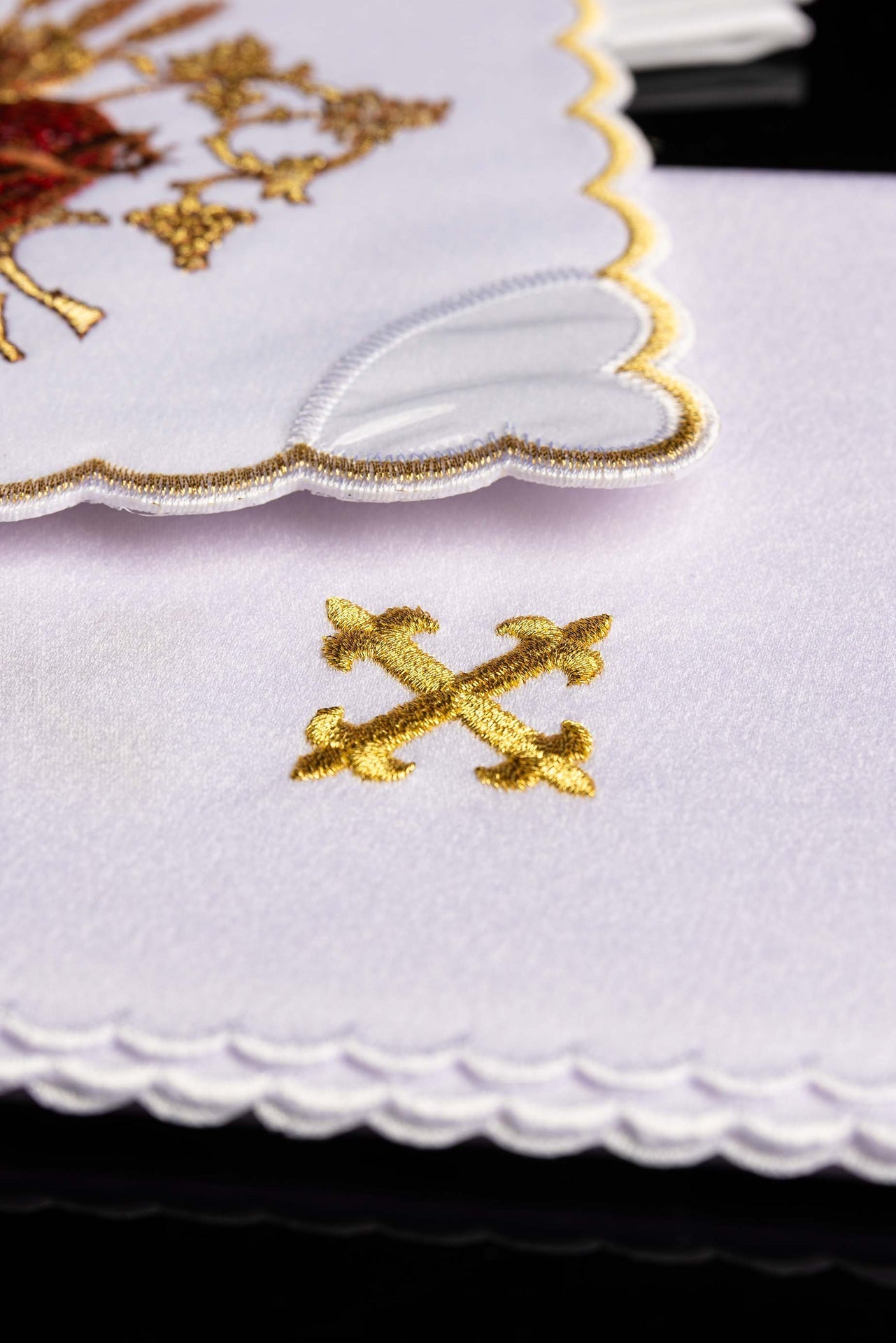 Linge d'autel brodé avec le motif du Sacré-Cœur de Jésus KK/167 - CHASUBLES.FR