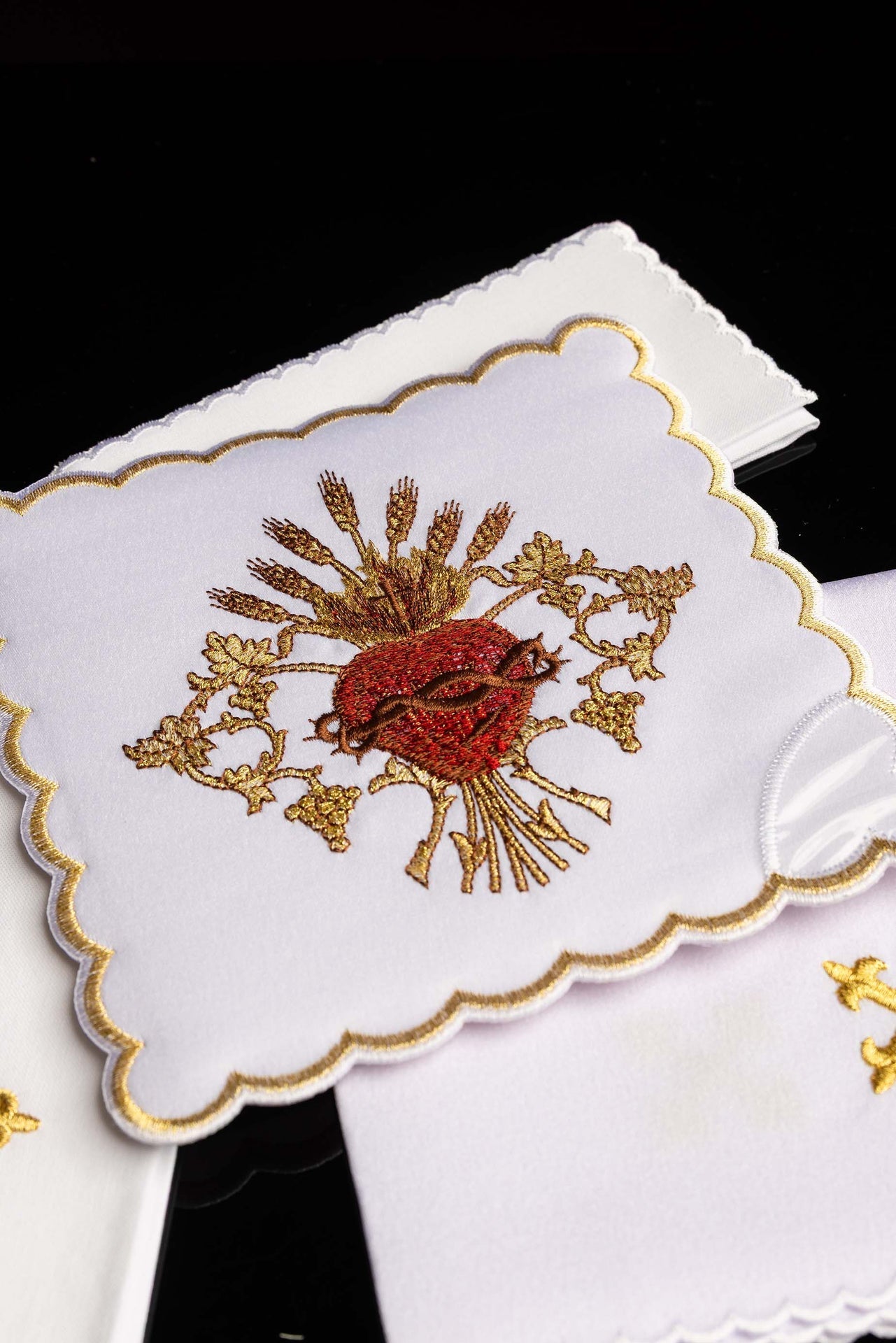 Linge d'autel brodé avec le motif du Sacré-Cœur de Jésus KK/167 - CHASUBLES.FR