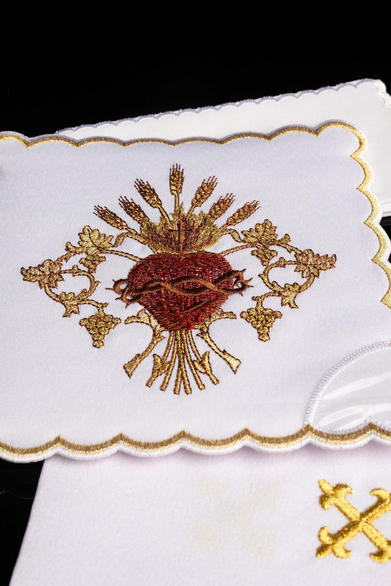 Linge d'autel brodé avec le motif du Sacré-Cœur de Jésus KK/167 - CHASUBLES.FR