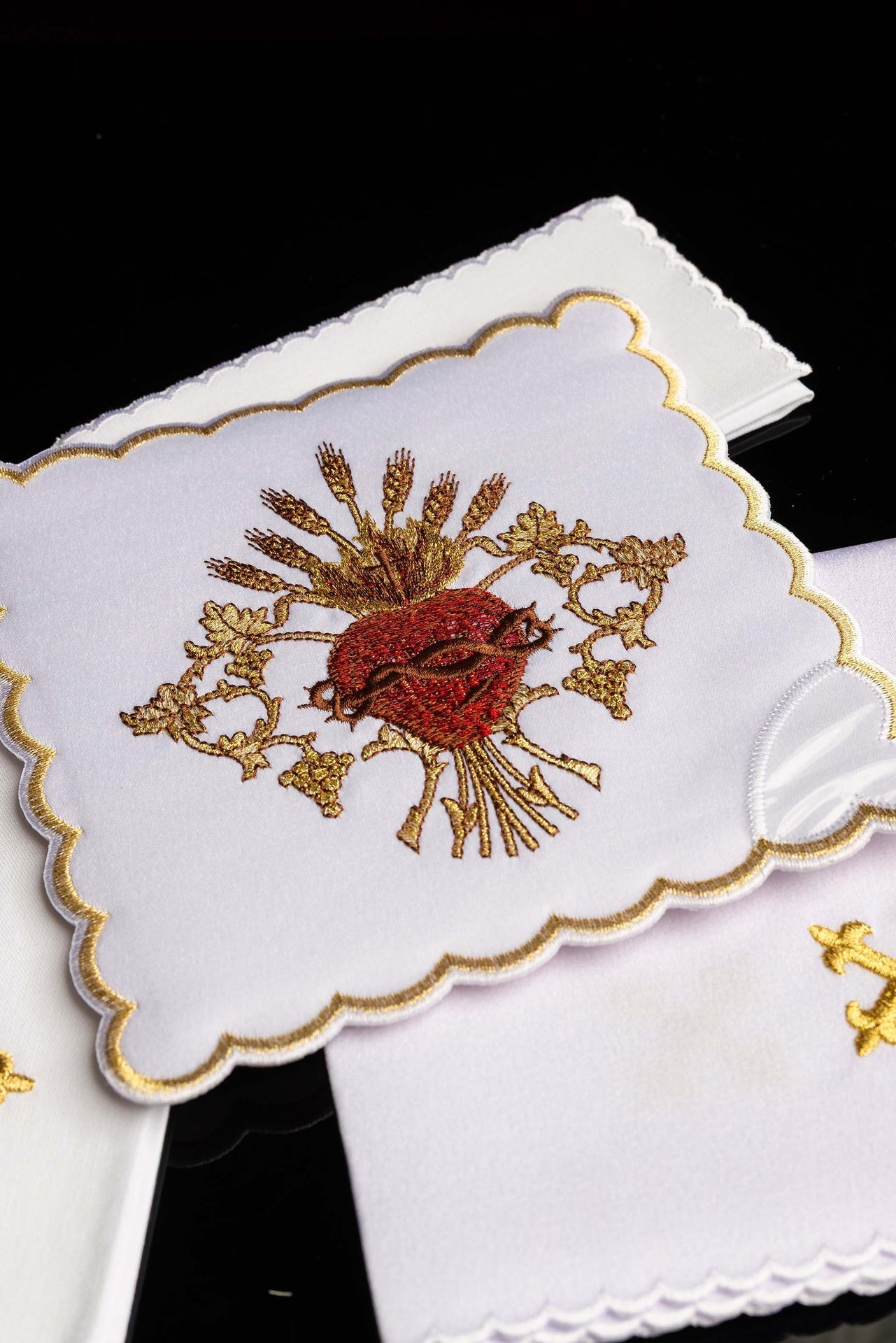 Linge d'autel brodé avec le motif du Sacré-Cœur de Jésus KK/167 - CHASUBLES.FR