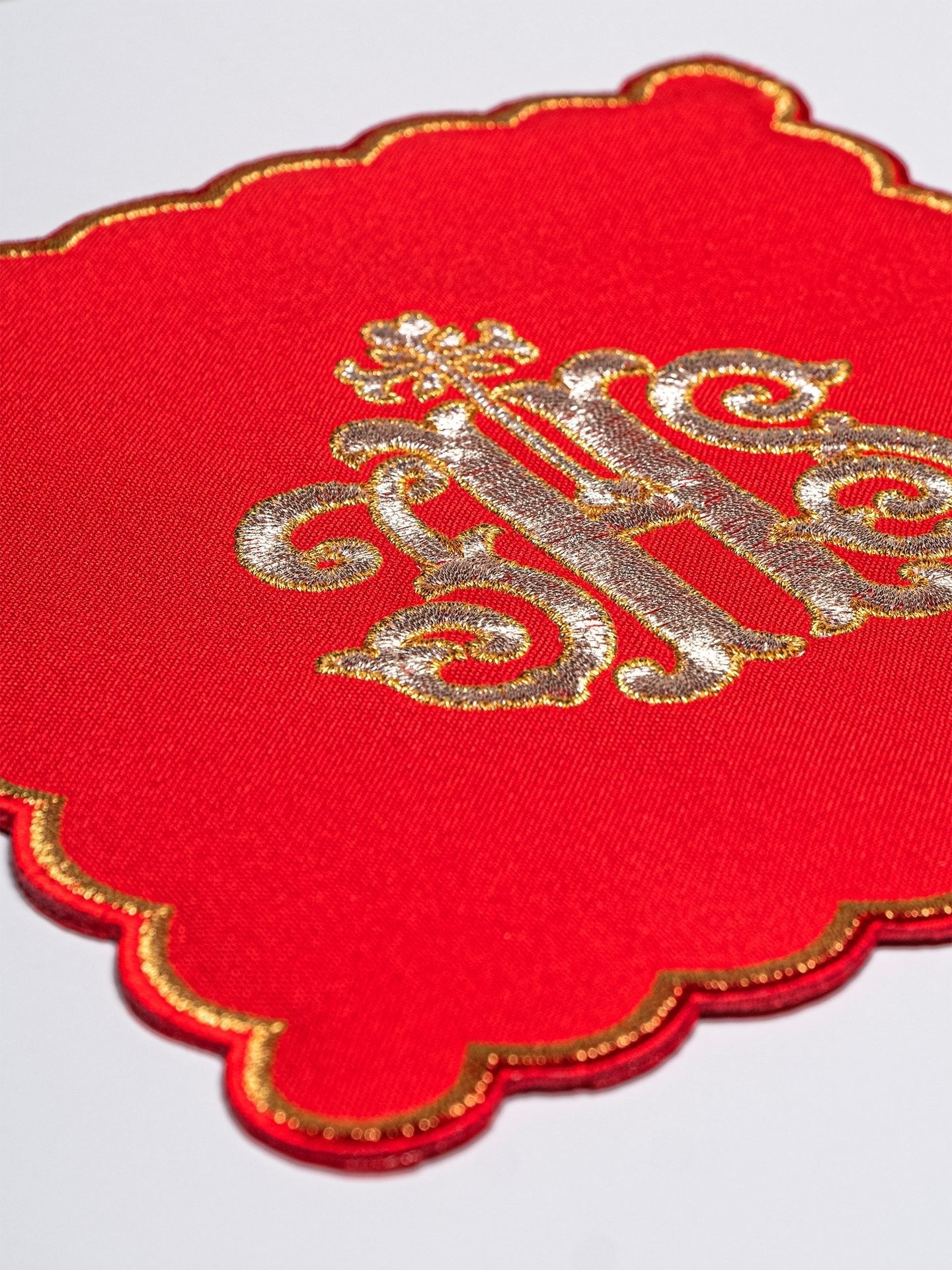 Linge d'autel brodé avec le motif IHS rouge KK/072/02 - CHASUBLES.FR
