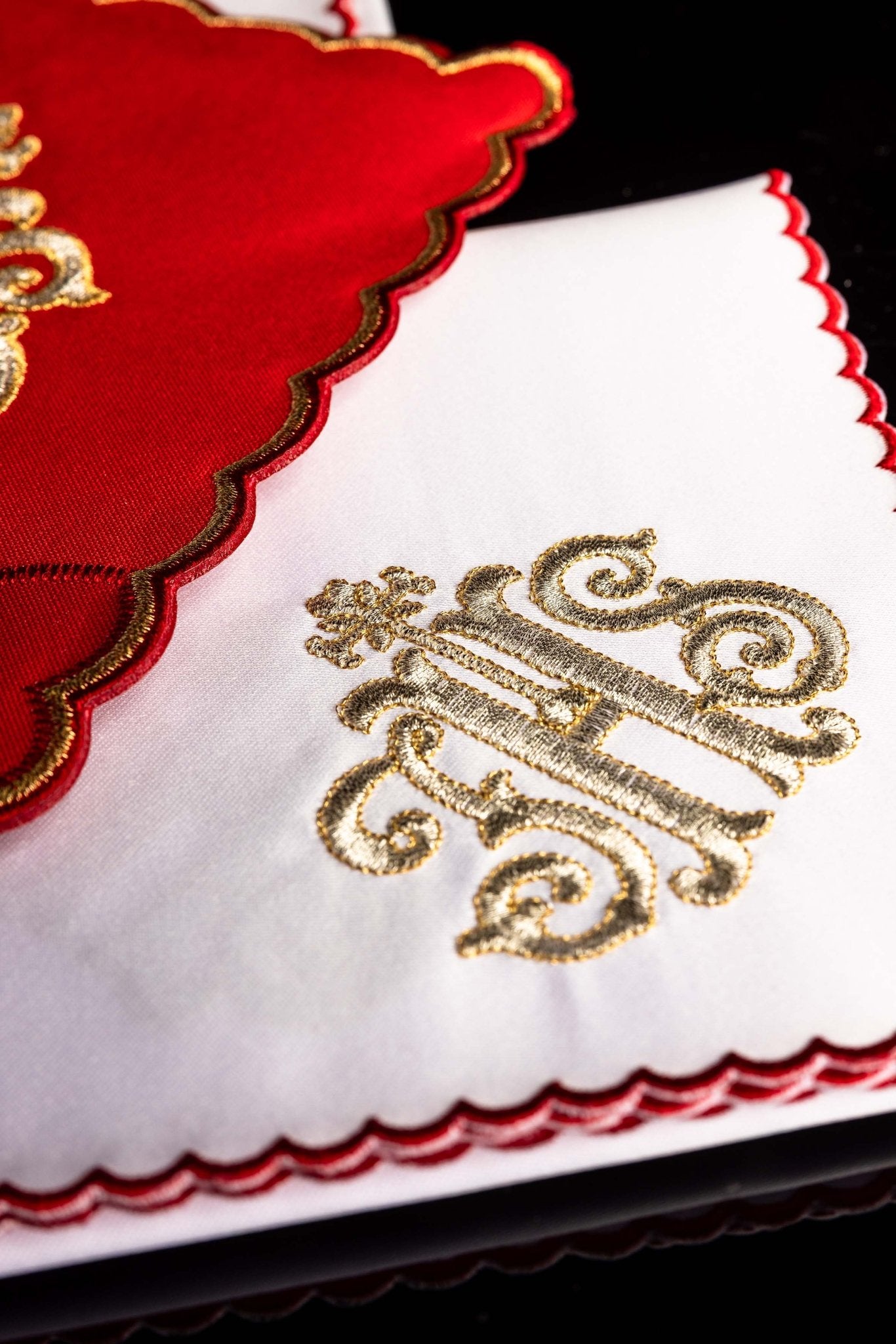 Linge d'autel brodé avec le motif IHS rouge KK/072/02 - CHASUBLES.FR