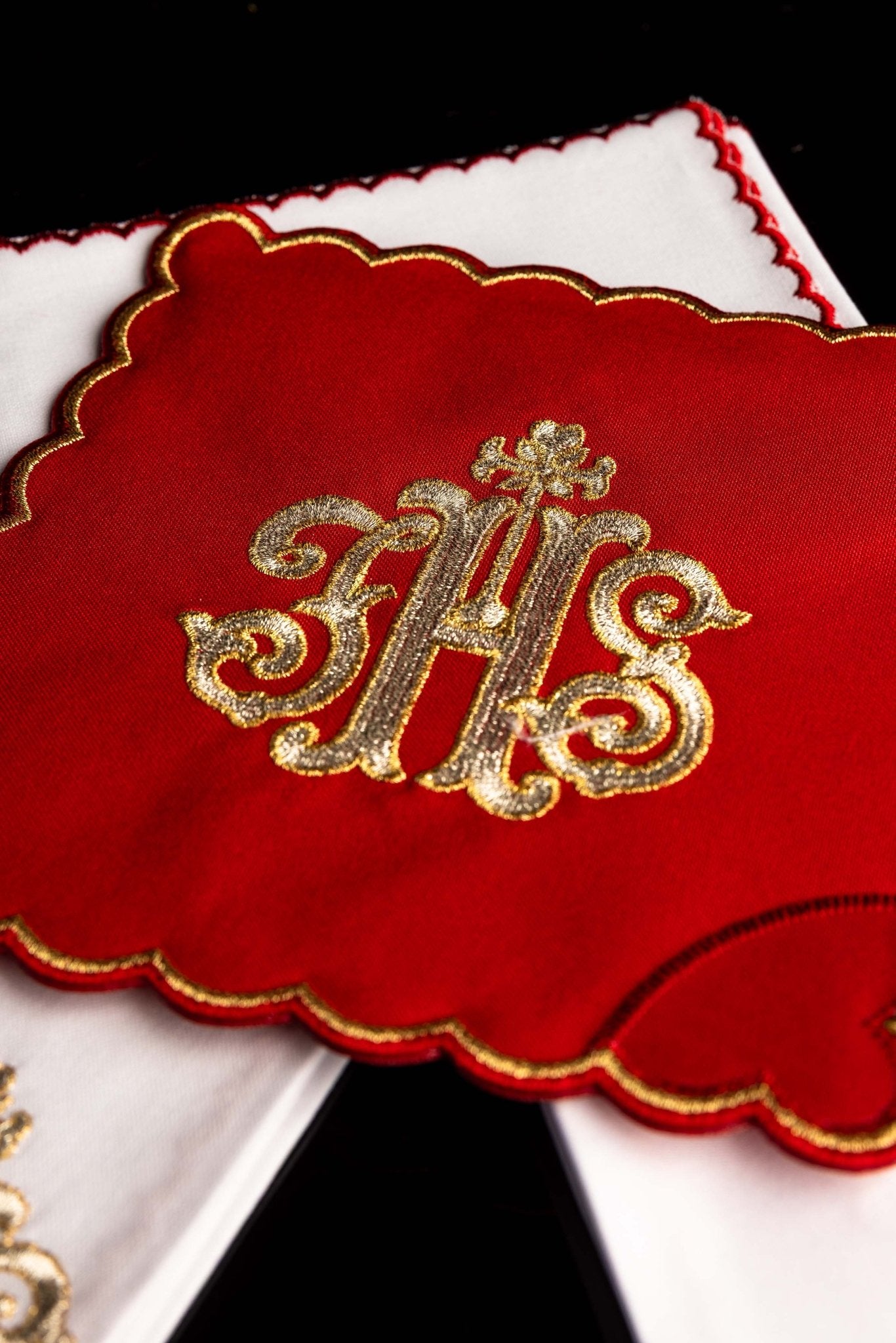 Linge d'autel brodé avec le motif IHS rouge KK/072/02 - CHASUBLES.FR