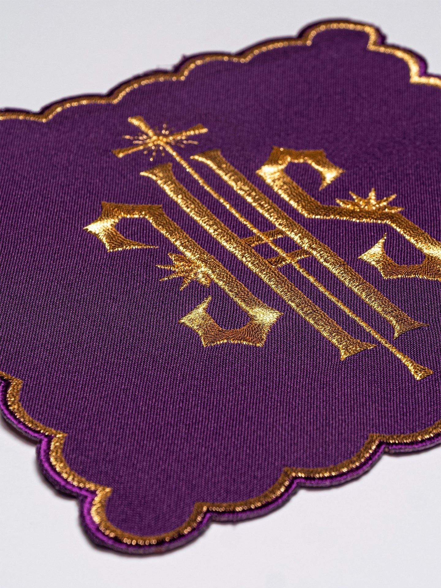 Linge d'autel brodé avec le motif IHS violet KK/029/03 - CHASUBLES.FR