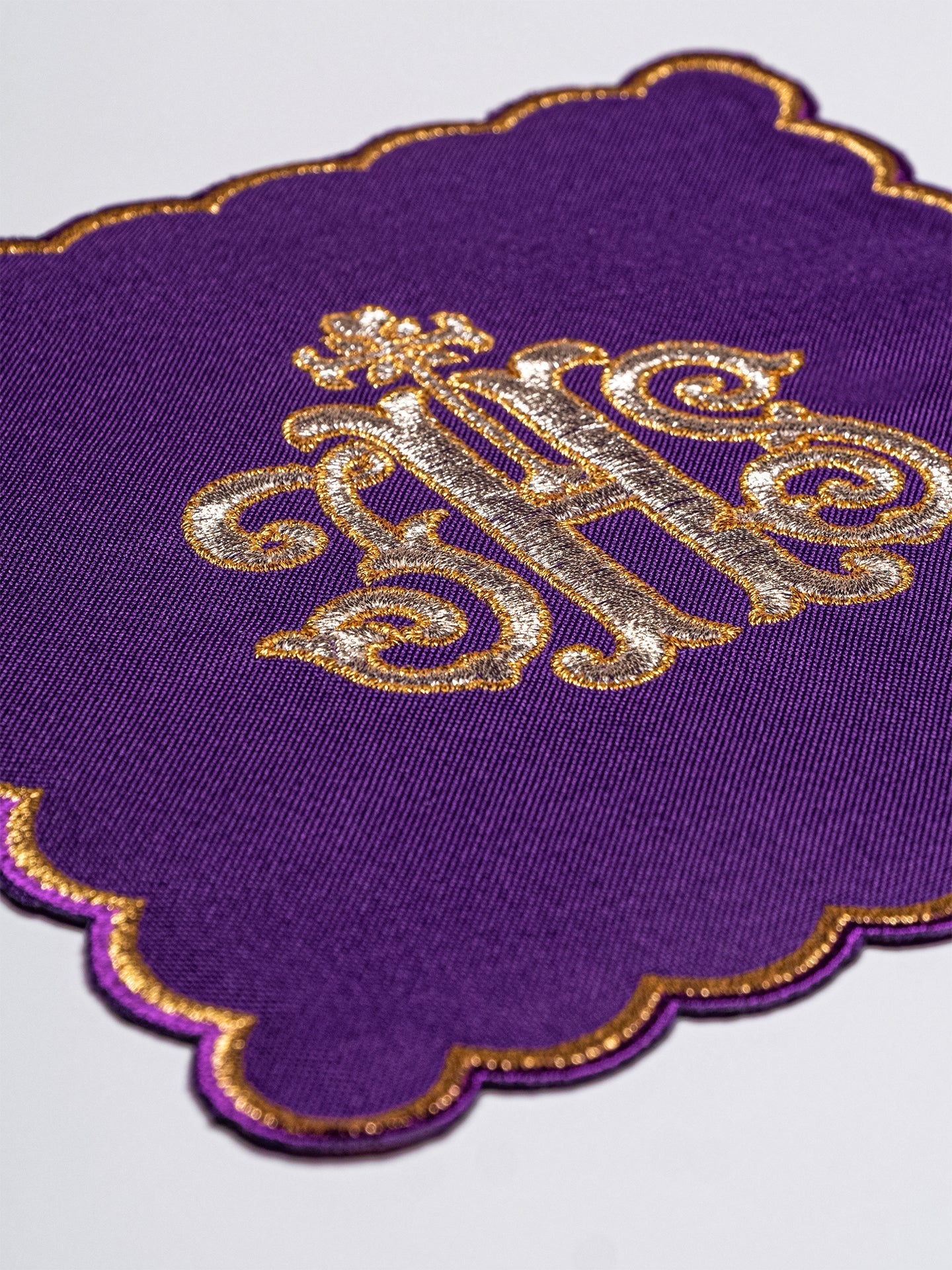Linge d'autel brodé avec le motif IHS violet KK/072/03 - CHASUBLES.FR