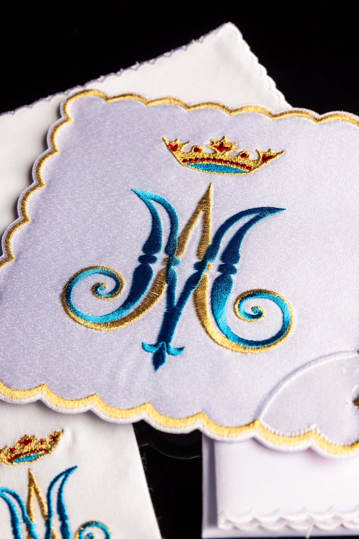 Linge d'autel brodé avec le motif marial KK/164 - CHASUBLES.FR