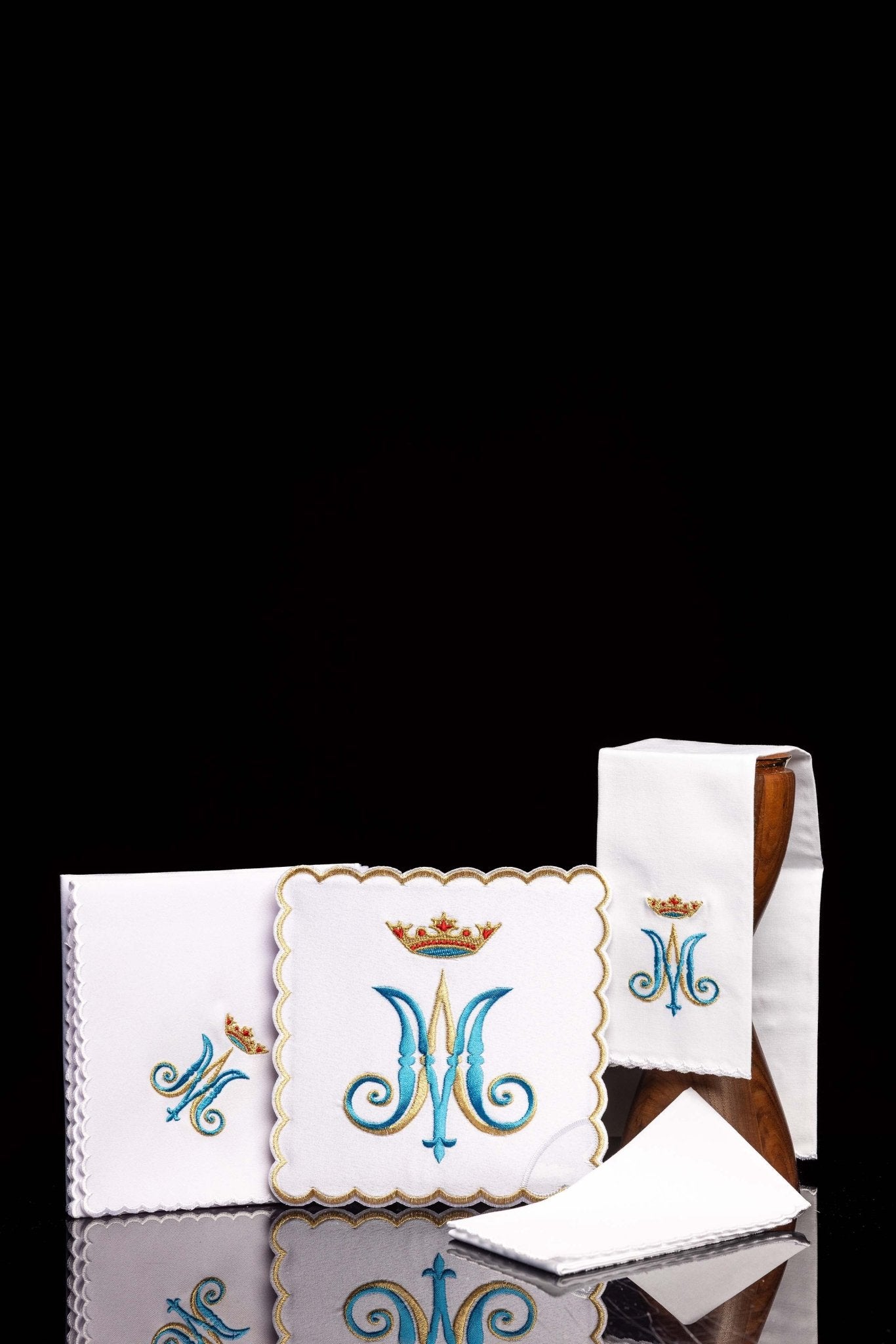 Linge d'autel brodé avec le motif marial KK/164 - CHASUBLES.FR