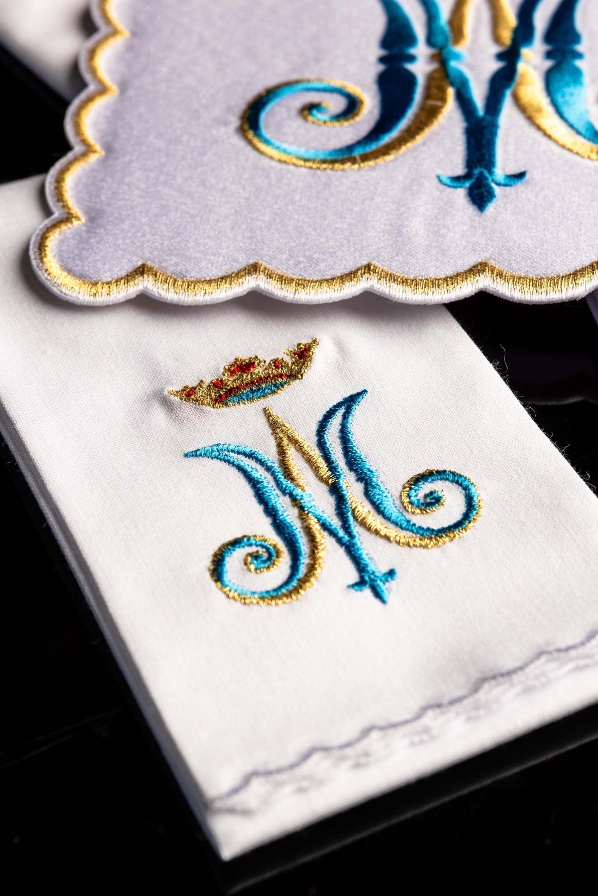 Linge d'autel brodé avec le motif marial KK/164 - CHASUBLES.FR