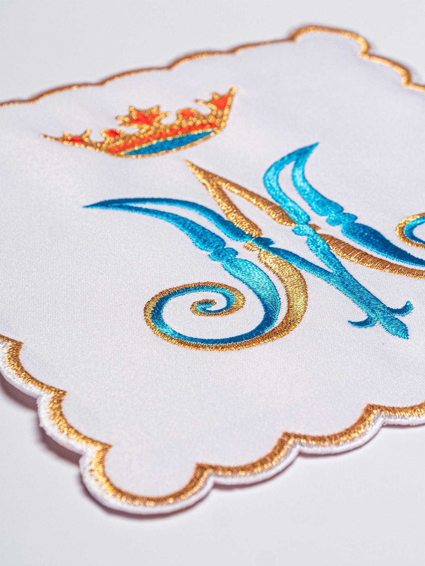 Linge d'autel brodé avec le motif marial KK/164 - CHASUBLES.FR