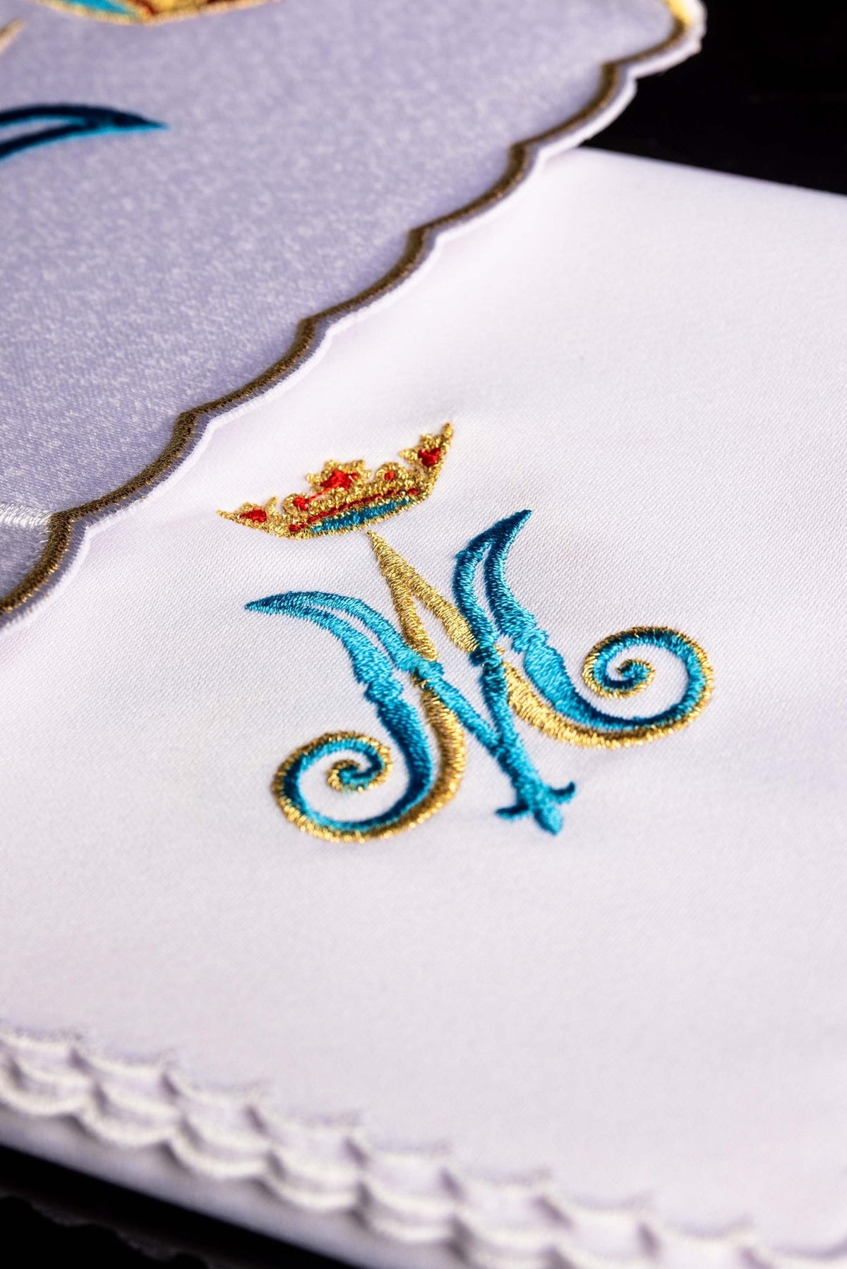 Linge d'autel brodé avec le motif marial KK/164 - CHASUBLES.FR