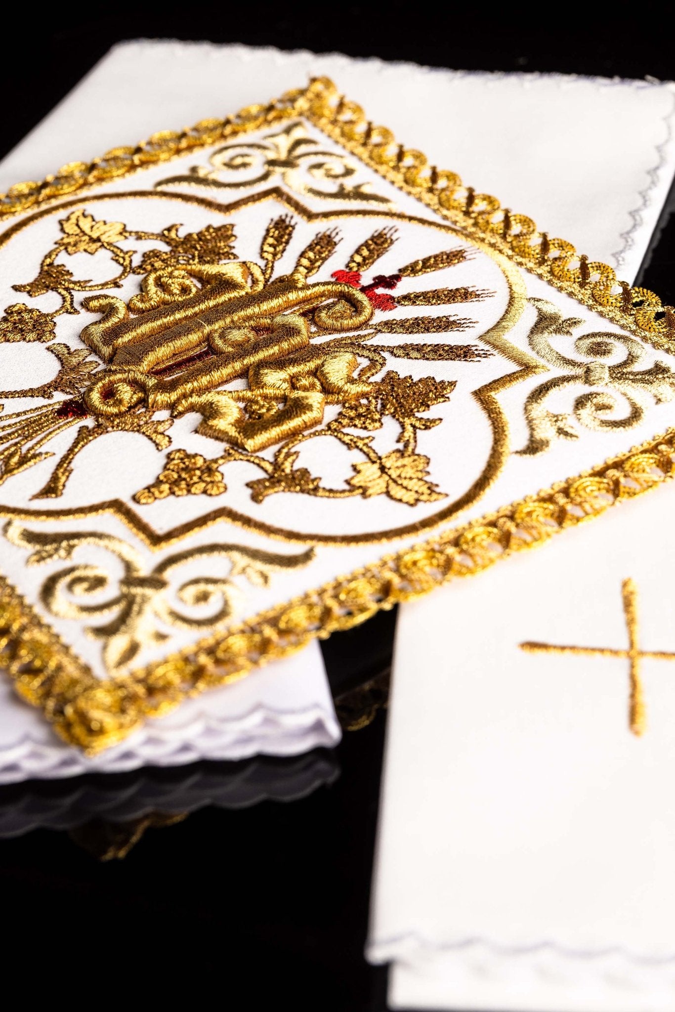 Linge d’autel brodé avec le symbole IHS KK/5014 - CHASUBLES.FR