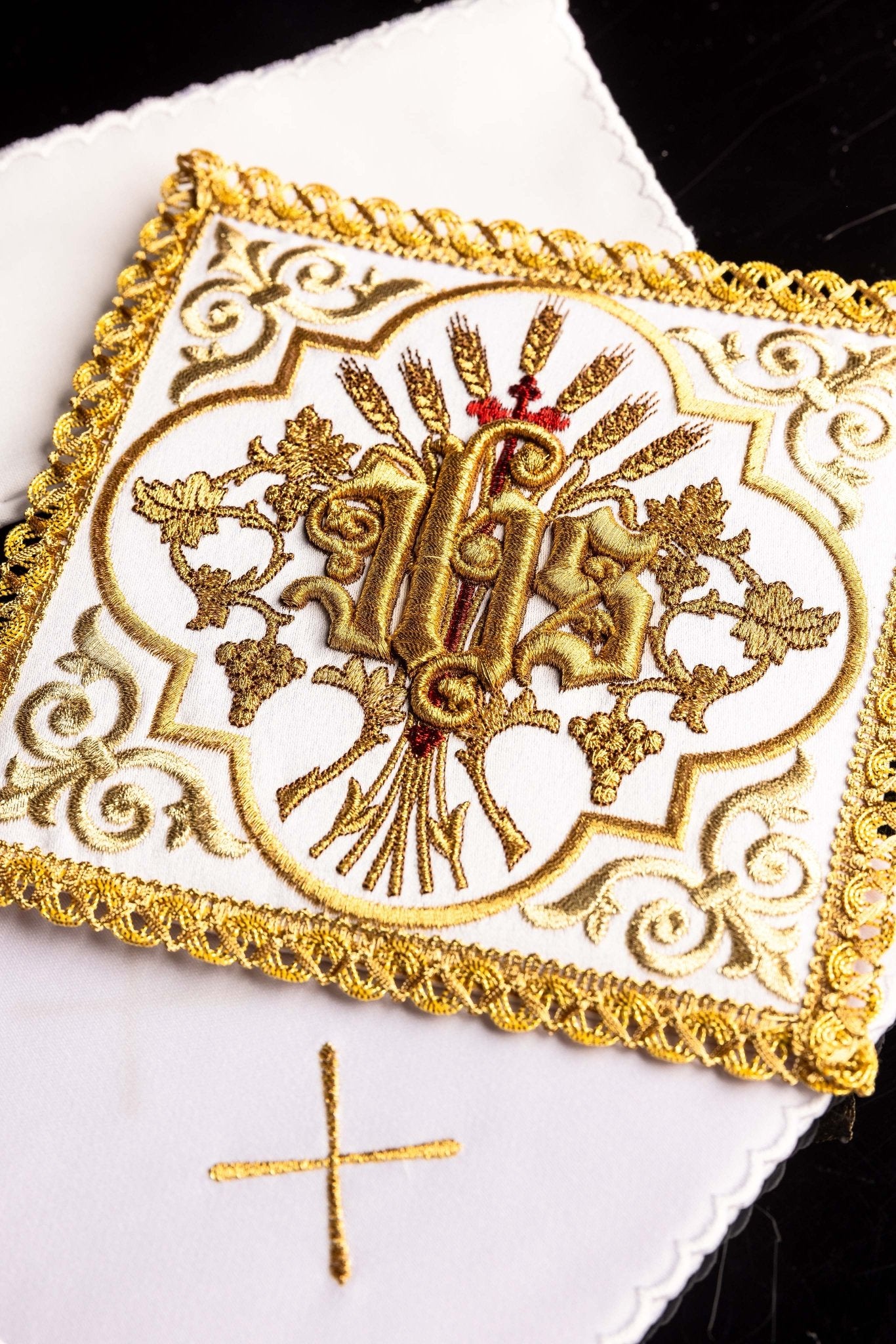 Linge d’autel brodé avec le symbole IHS KK/5014 - CHASUBLES.FR