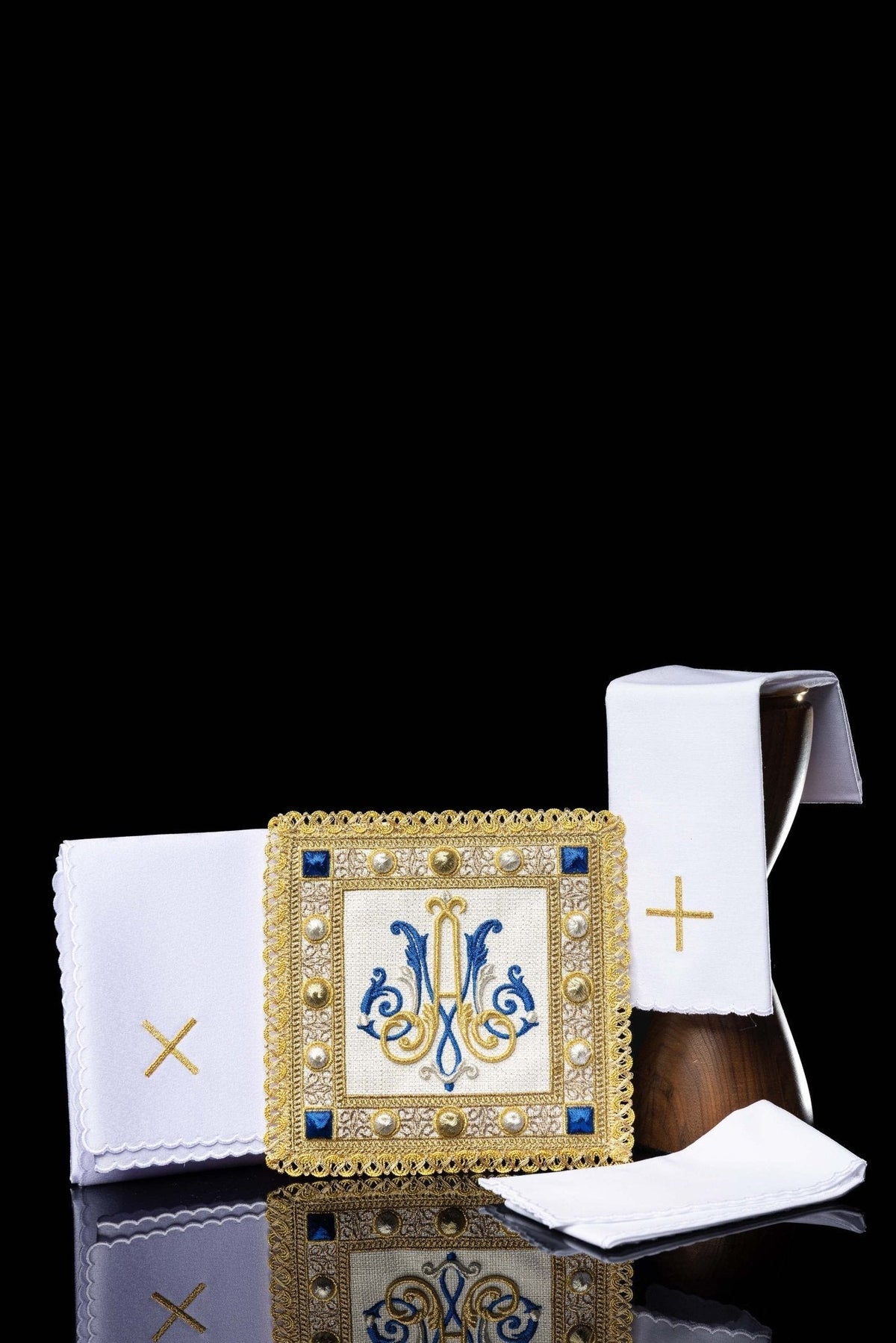 Linge d’autel brodé avec le symbole marial S - 5574 - CHASUBLES.FR